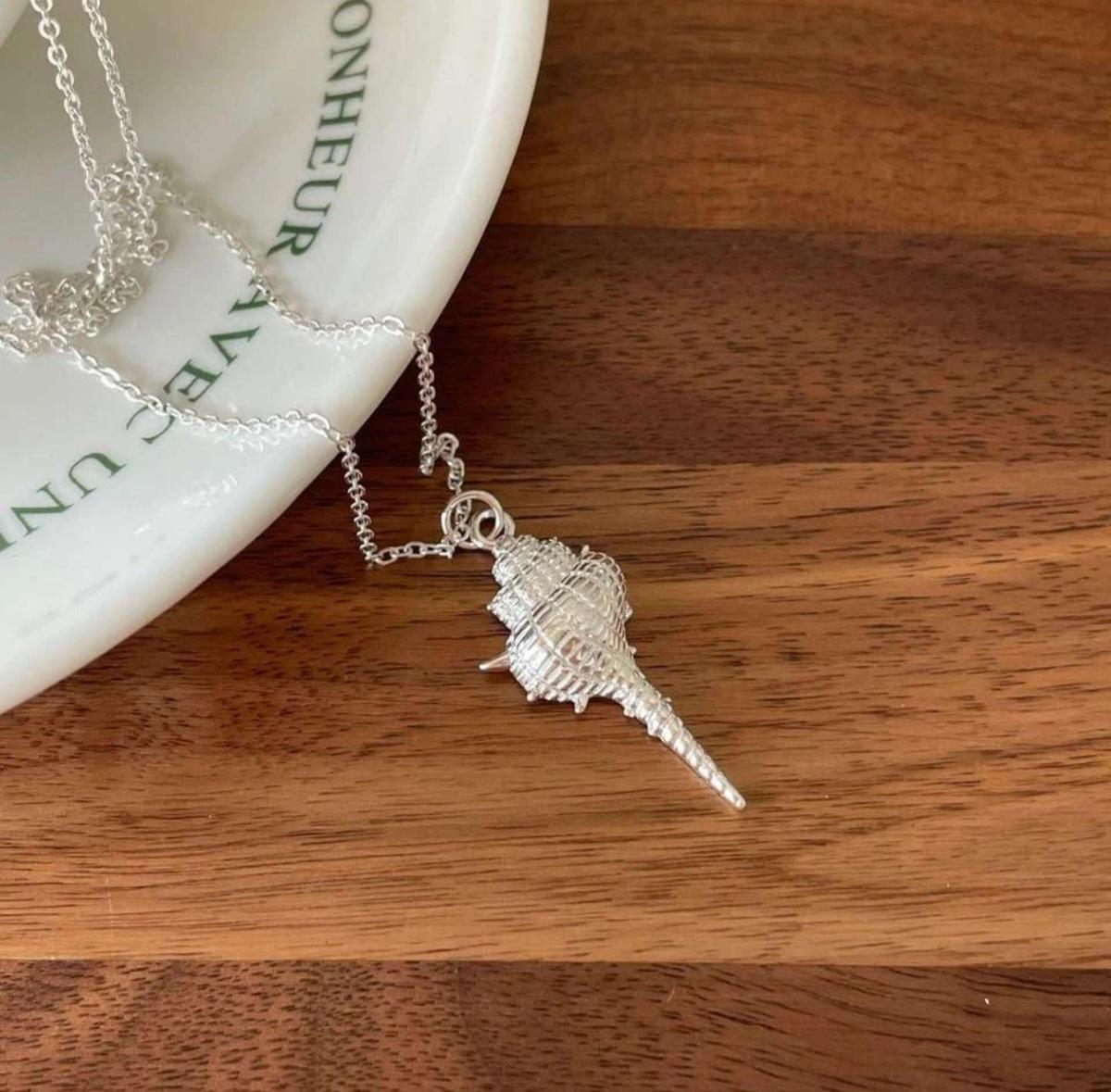 Collana minimalista con ciondolo a conchiglia in argento 925 per donne, regalo di Natale. in vendita 3