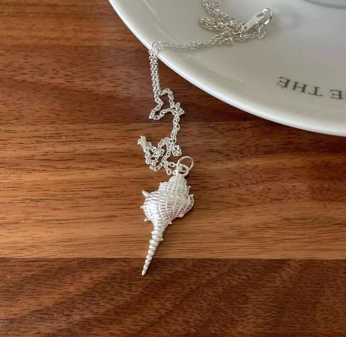 Collana minimalista con ciondolo a conchiglia in argento 925 per donne, regalo di Natale. in vendita 4
