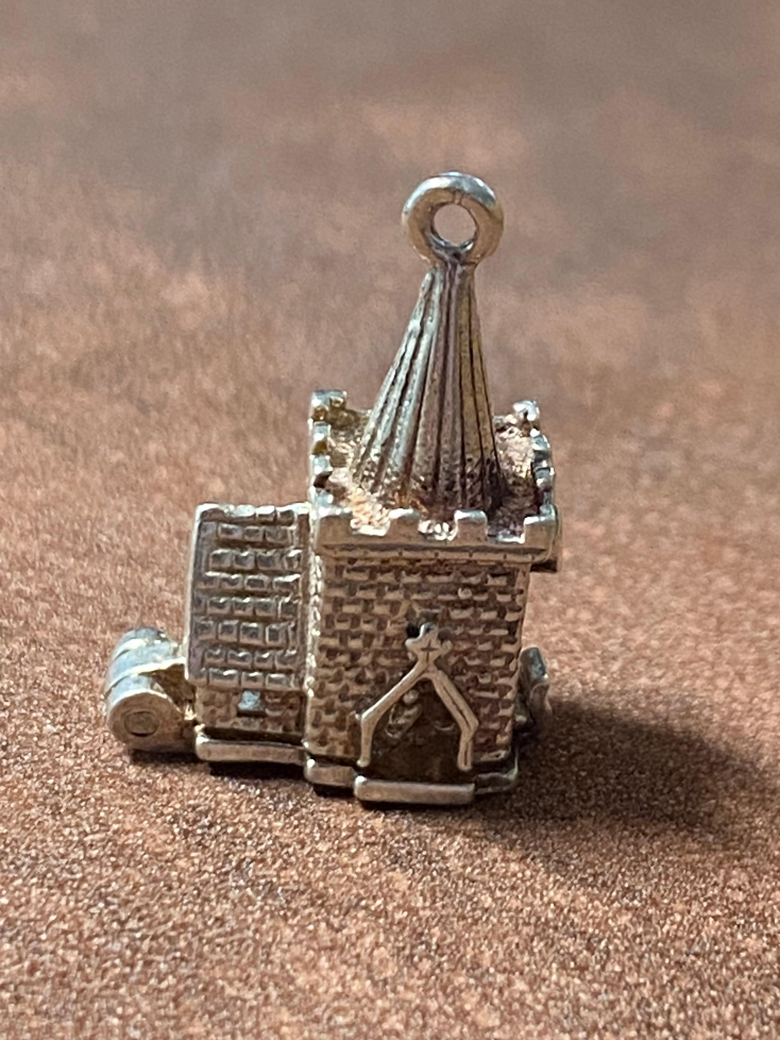 Conçu de manière complexe comme une Church/One,
cette charmante breloque vintage est fabriquée avec soin
en argent 925  

Exceptionnellement détaillé dans l'ensemble de l'ouvrage &
conçus pour ravir et surprendre,
il s'ouvre pour révéler un tableau
