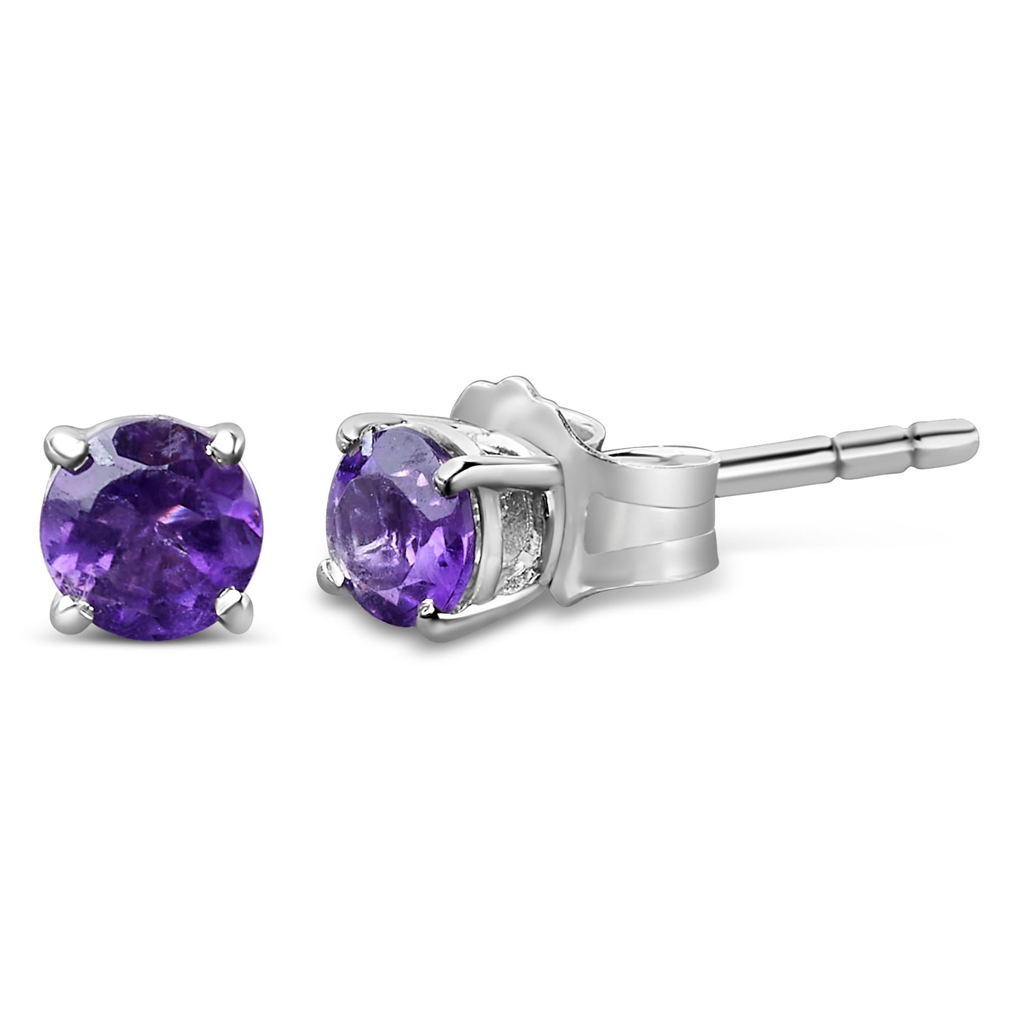Eleganza sottile con questi orecchini a perno senza tempo, ognuno dei quali vanta un'ametista viola da 3,5 mm creata in laboratorio e trattata con colori, cullata in una delicata montatura a quattro punte. Realizzati in argento sterling 925 con una