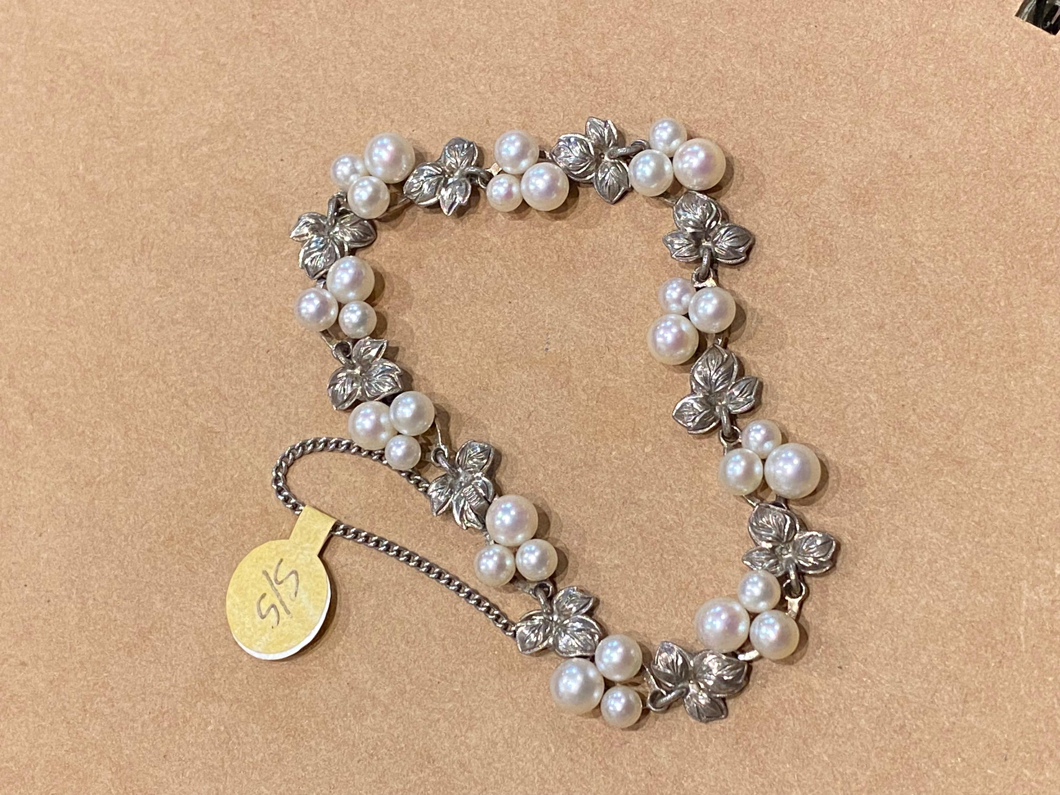 Round Cut 925 Sterling Silver & Cultured Pearl (x 30) Foliate Design Vintage Bracelet For Sale