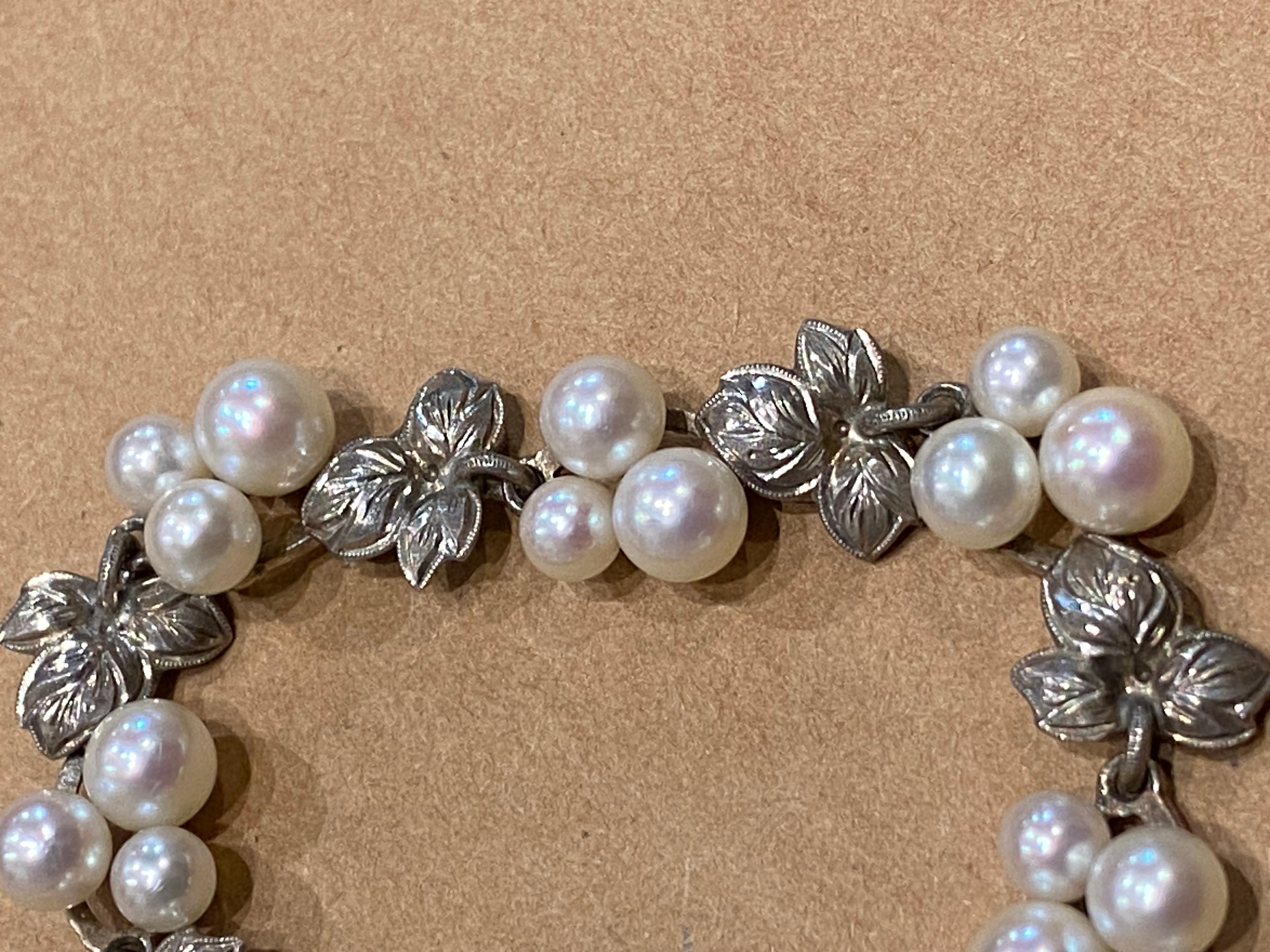 925 Sterling Silver & Cultured Pearl (x 30) Foliate Design Vintage Bracelet In Excellent Condition For Sale In MELBOURNE, AU