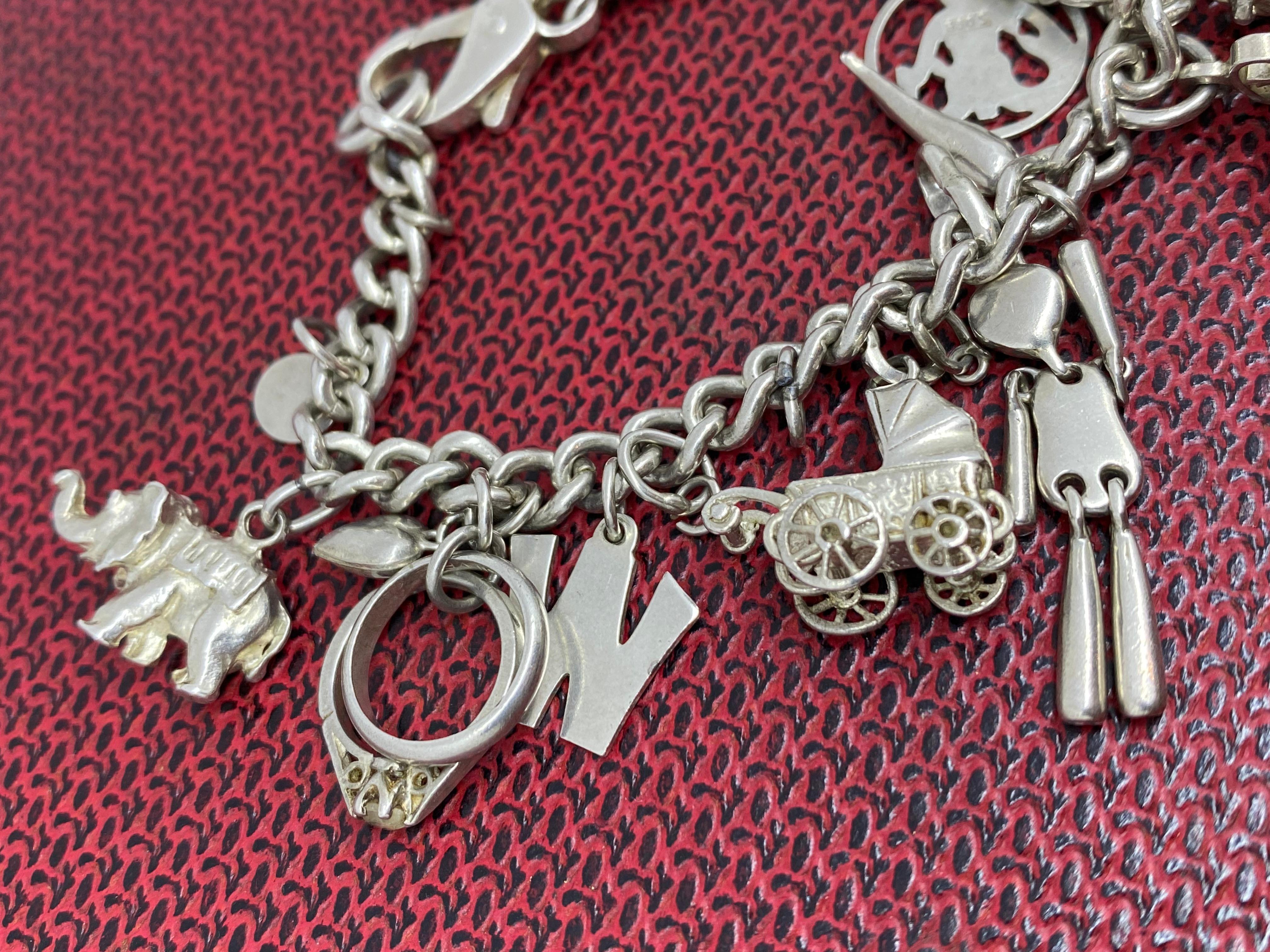Bracciale Charm Vintage in argento 925 Curb Link con 20 charme. 59,6gr. in vendita 6