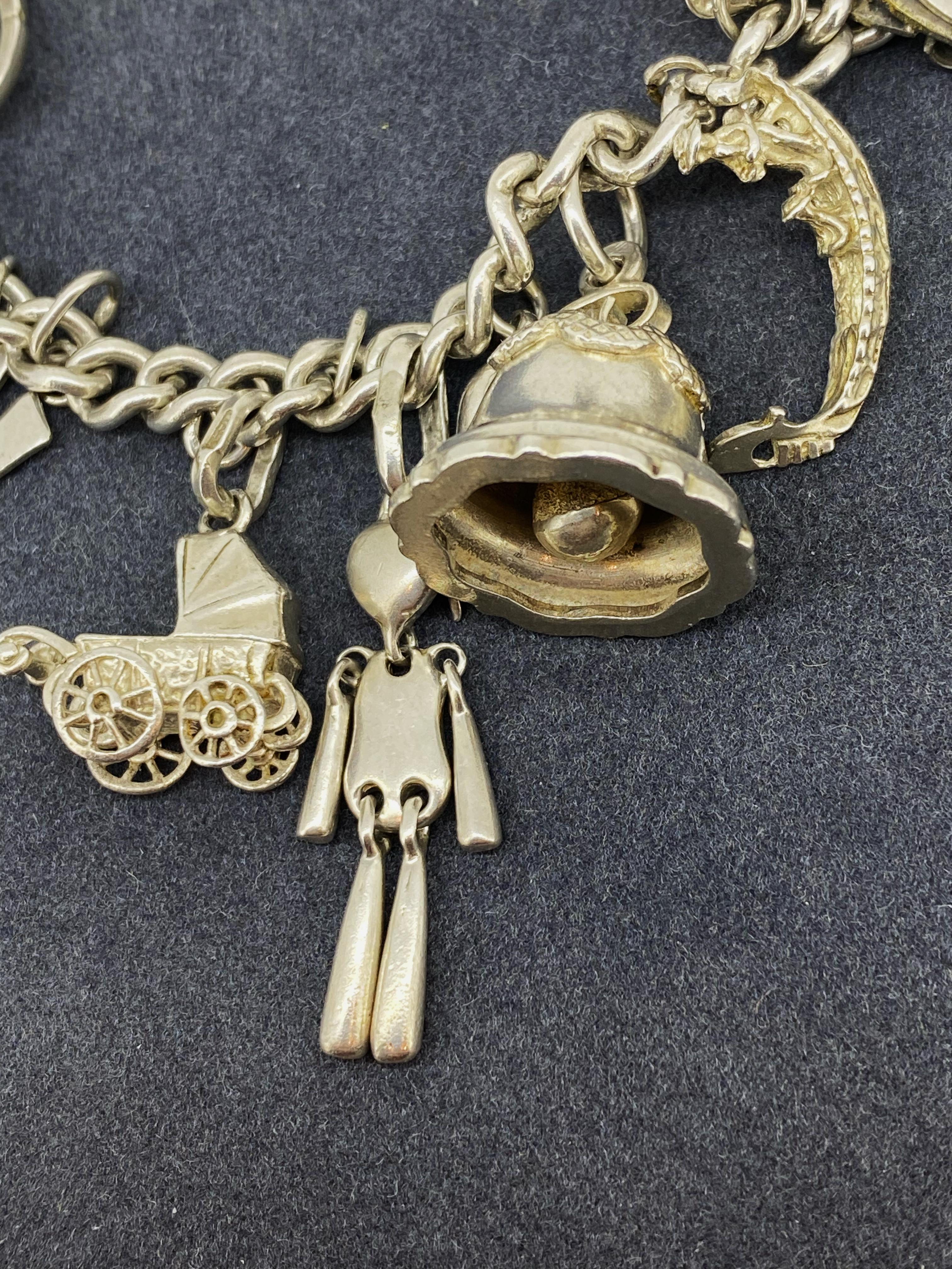 Bracciale Charm Vintage in argento 925 Curb Link con 20 charme. 59,6gr. in vendita 1
