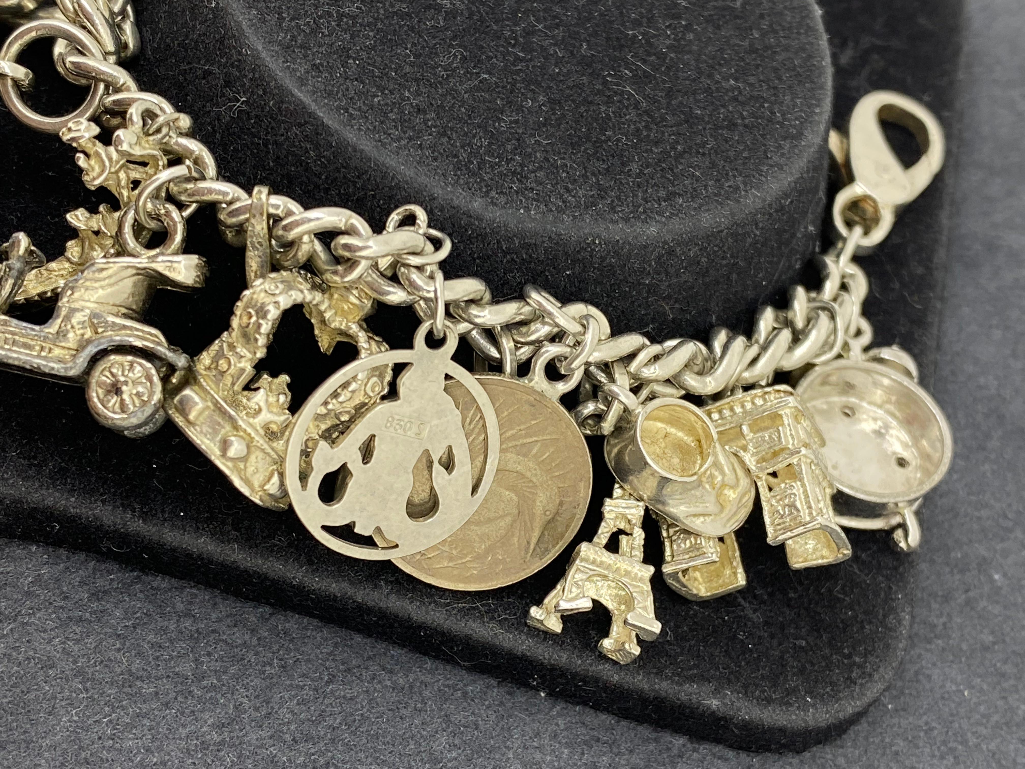 Bracciale Charm Vintage in argento 925 Curb Link con 20 charme. 59,6gr. in vendita 2