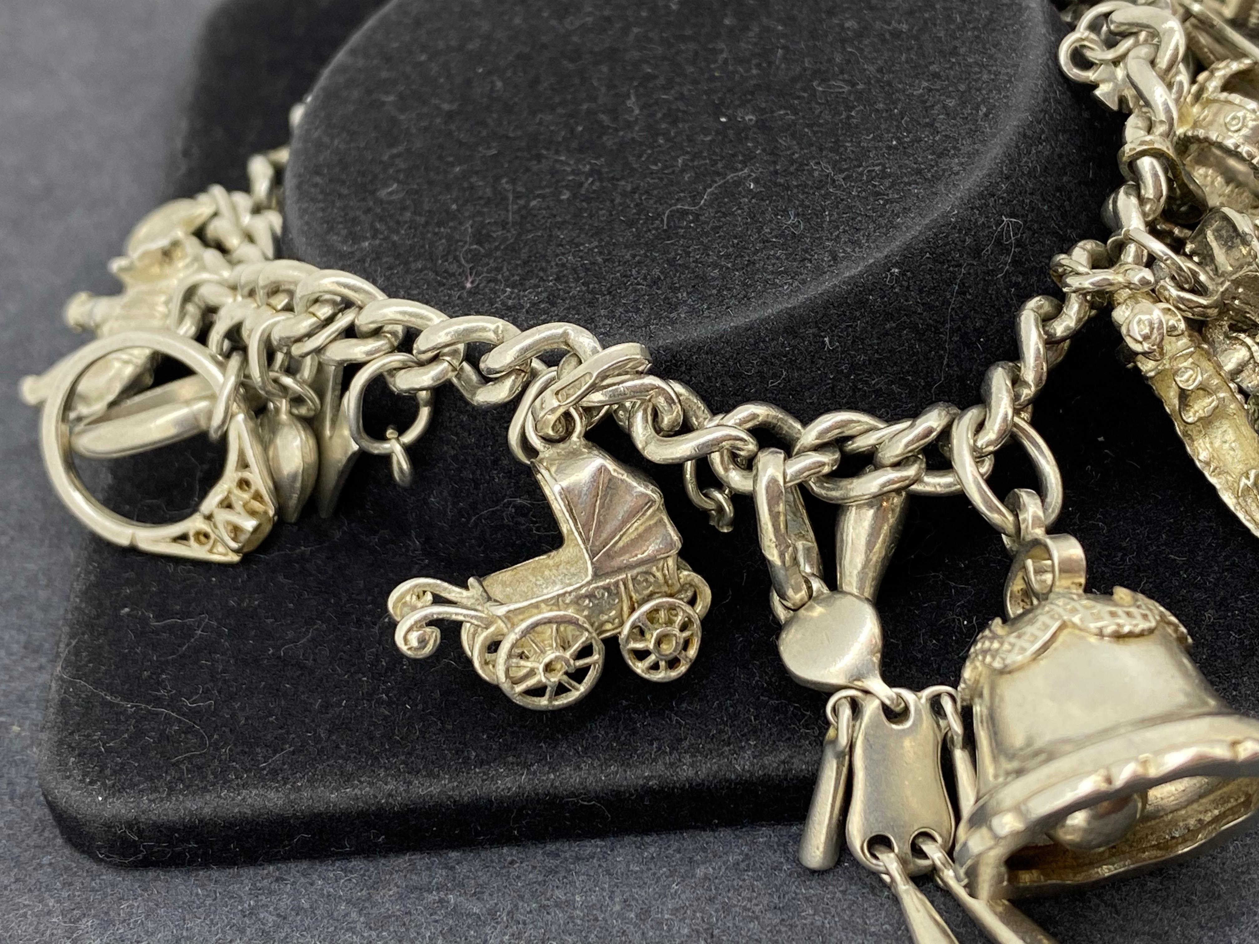 Bracciale Charm Vintage in argento 925 Curb Link con 20 charme. 59,6gr. in vendita 3