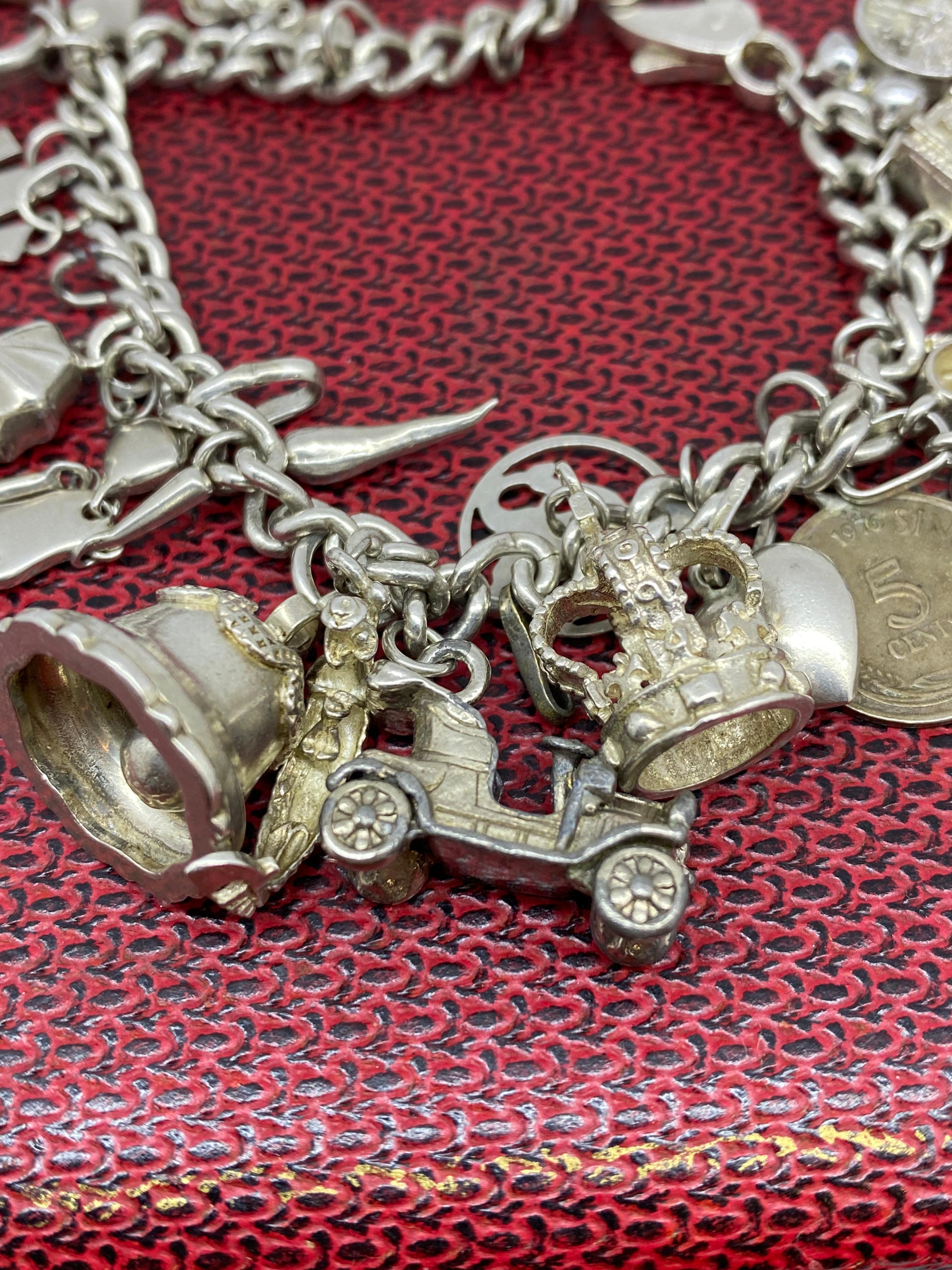 Bracciale Charm Vintage in argento 925 Curb Link con 20 charme. 59,6gr. in vendita 4