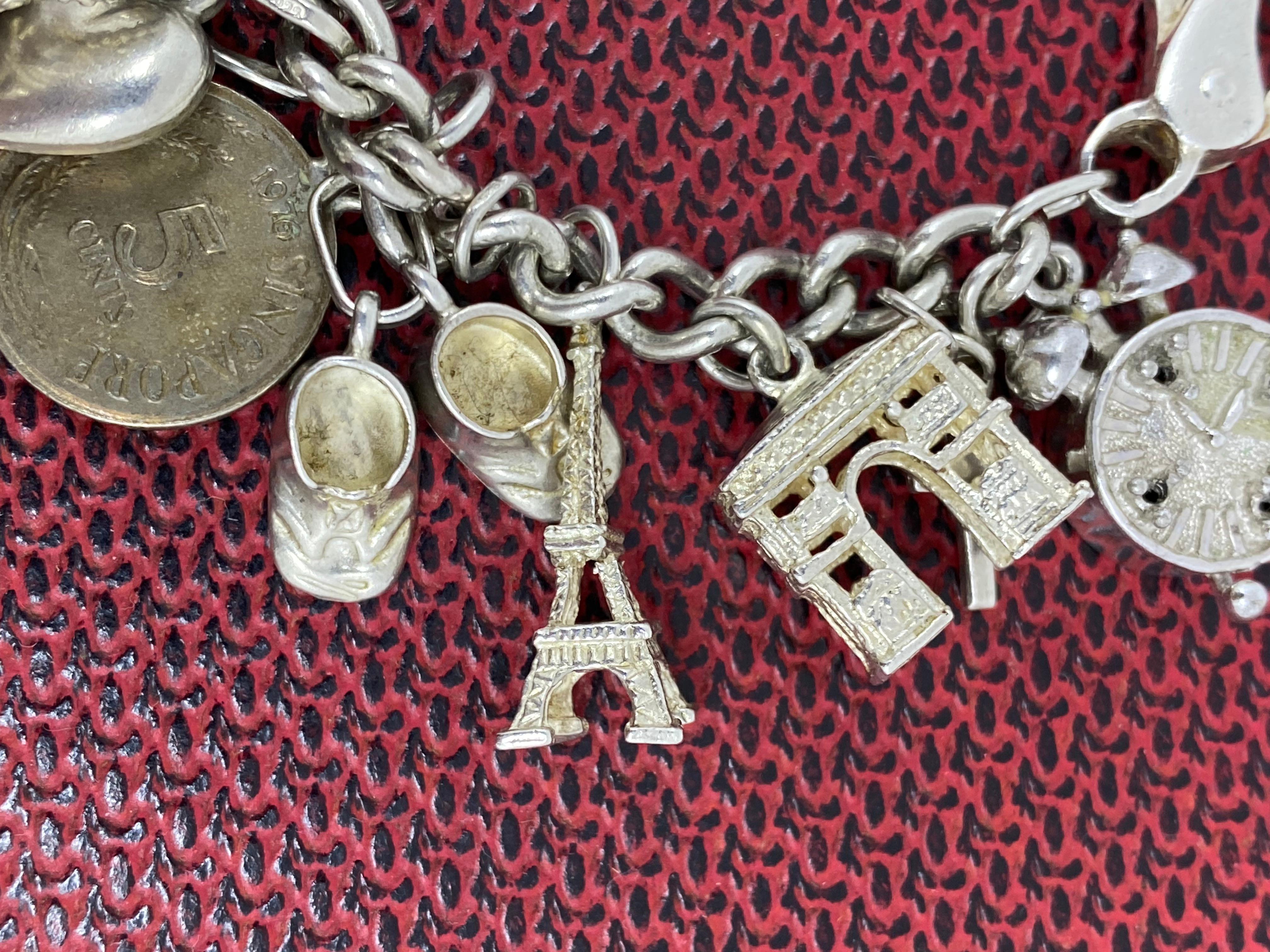 Bracciale Charm Vintage in argento 925 Curb Link con 20 charme. 59,6gr. in vendita 5