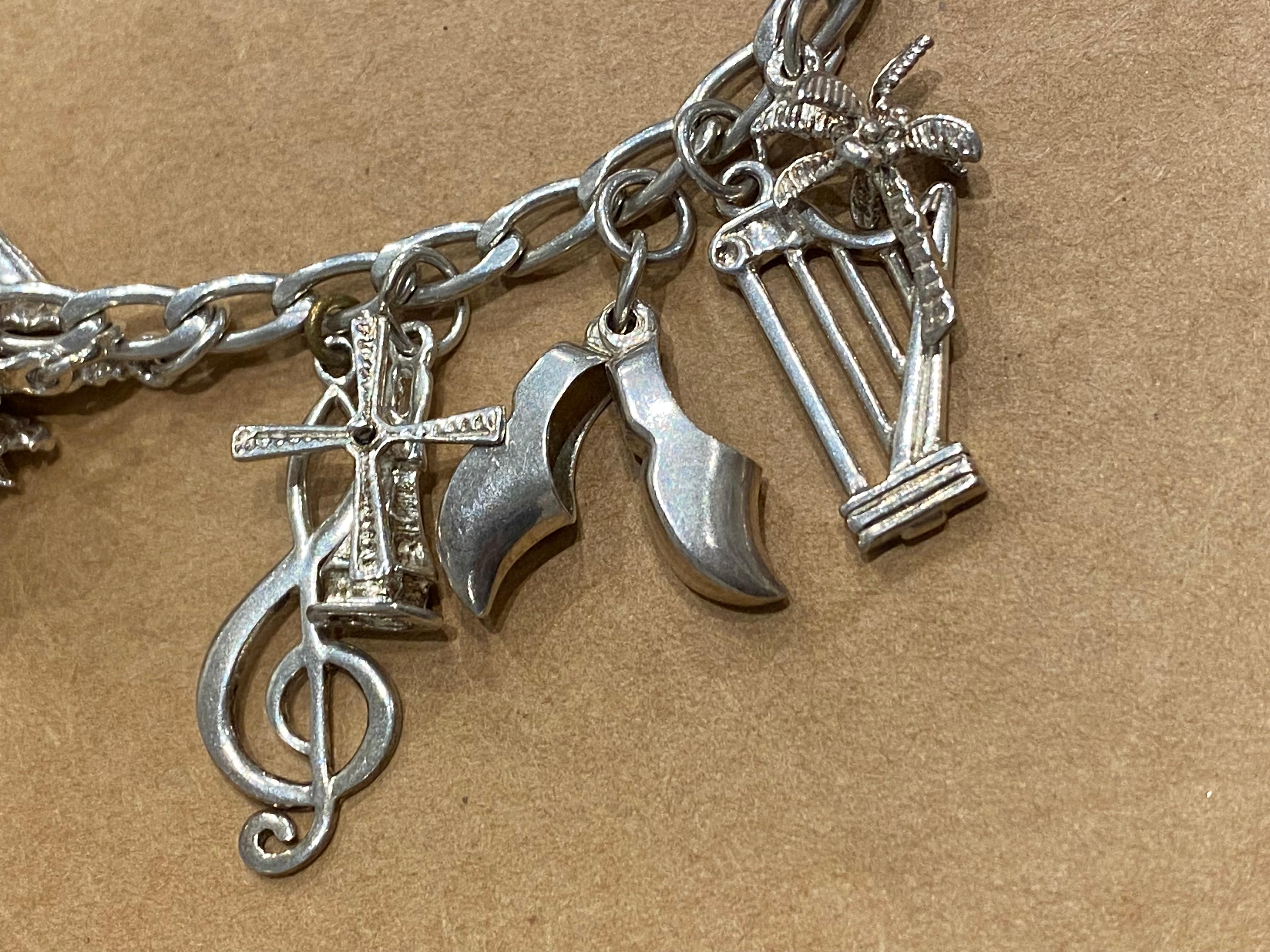 925 Sterling Silver Curb Link Vintage Charm Bracelet with 24 Charms. 59.3gr. 2