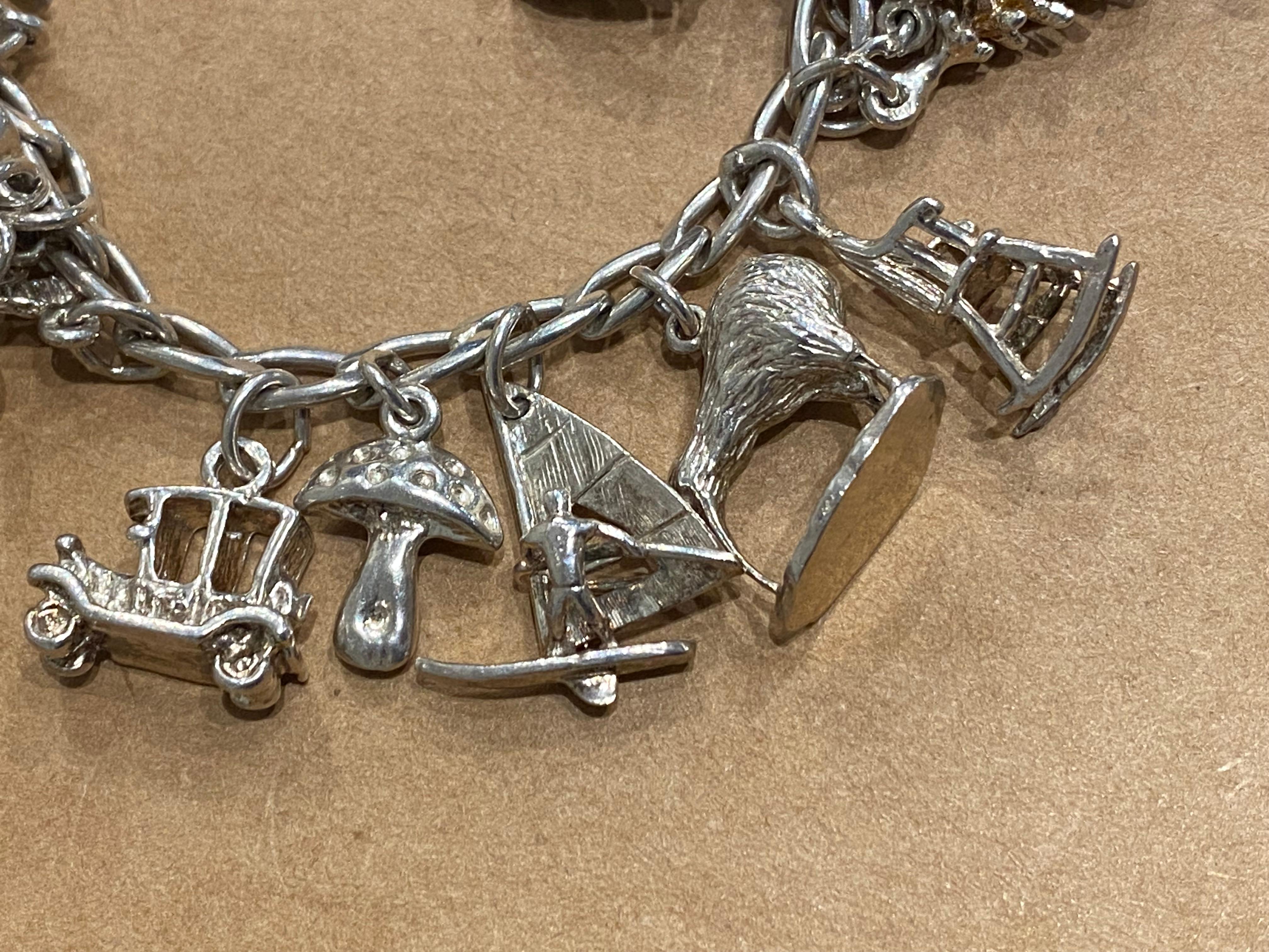925 Sterling Silver Curb Link Vintage Charm Bracelet with 24 Charms. 59.3gr. 3