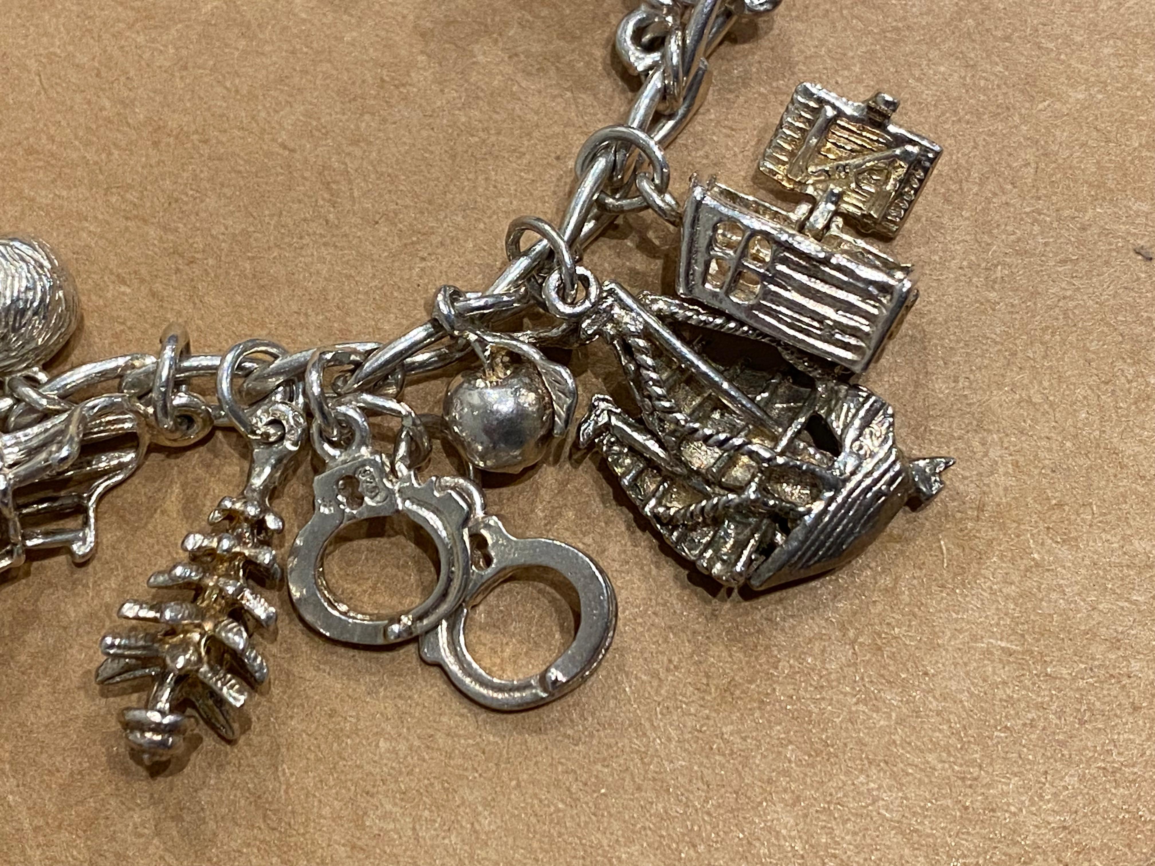 925 Sterling Silver Curb Link Vintage Charm Bracelet with 24 Charms. 59.3gr. 4