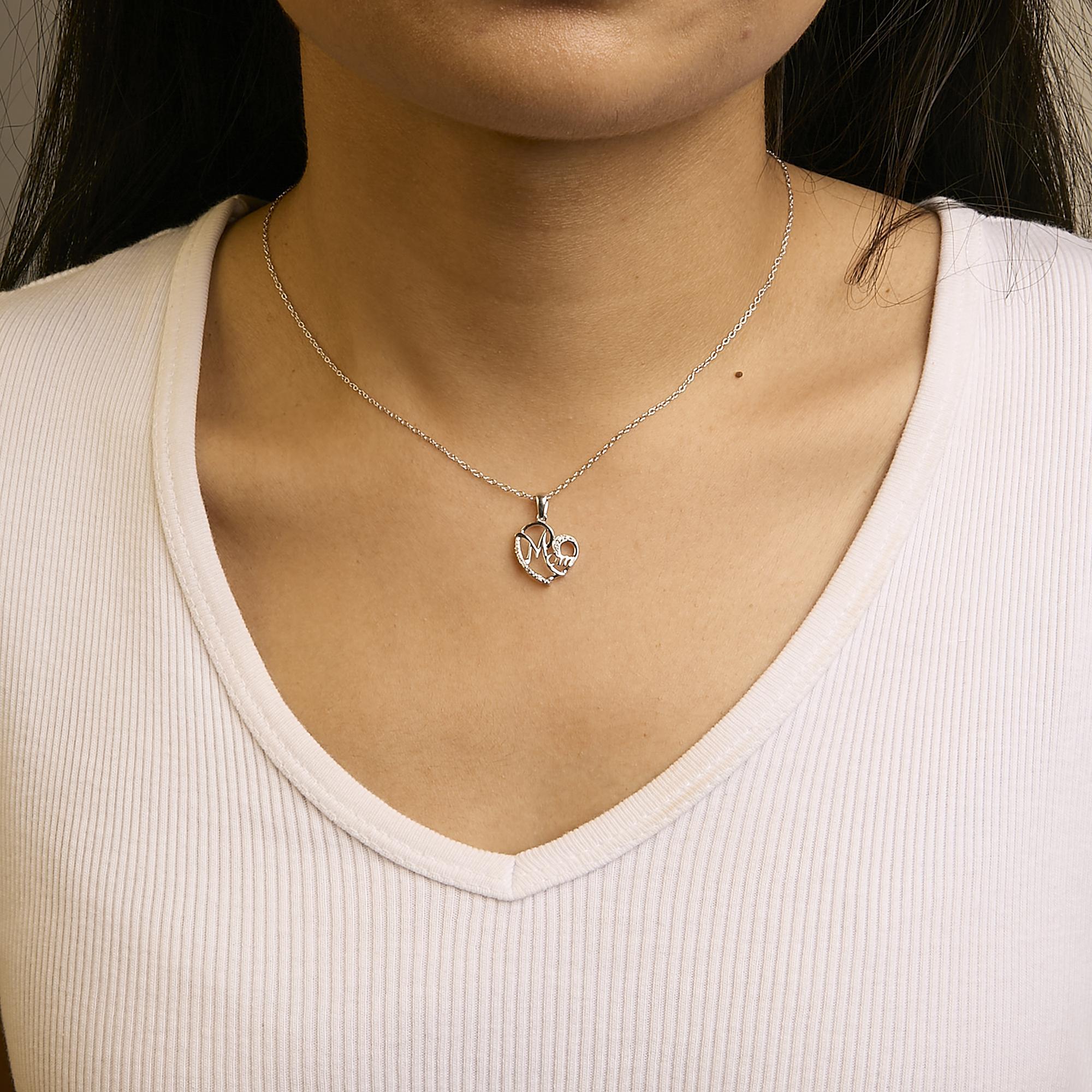 .925 Plata de Ley Cursiva Mamá Corazón Collar Colgante Acentuado con Diamantes Corte redondo en venta