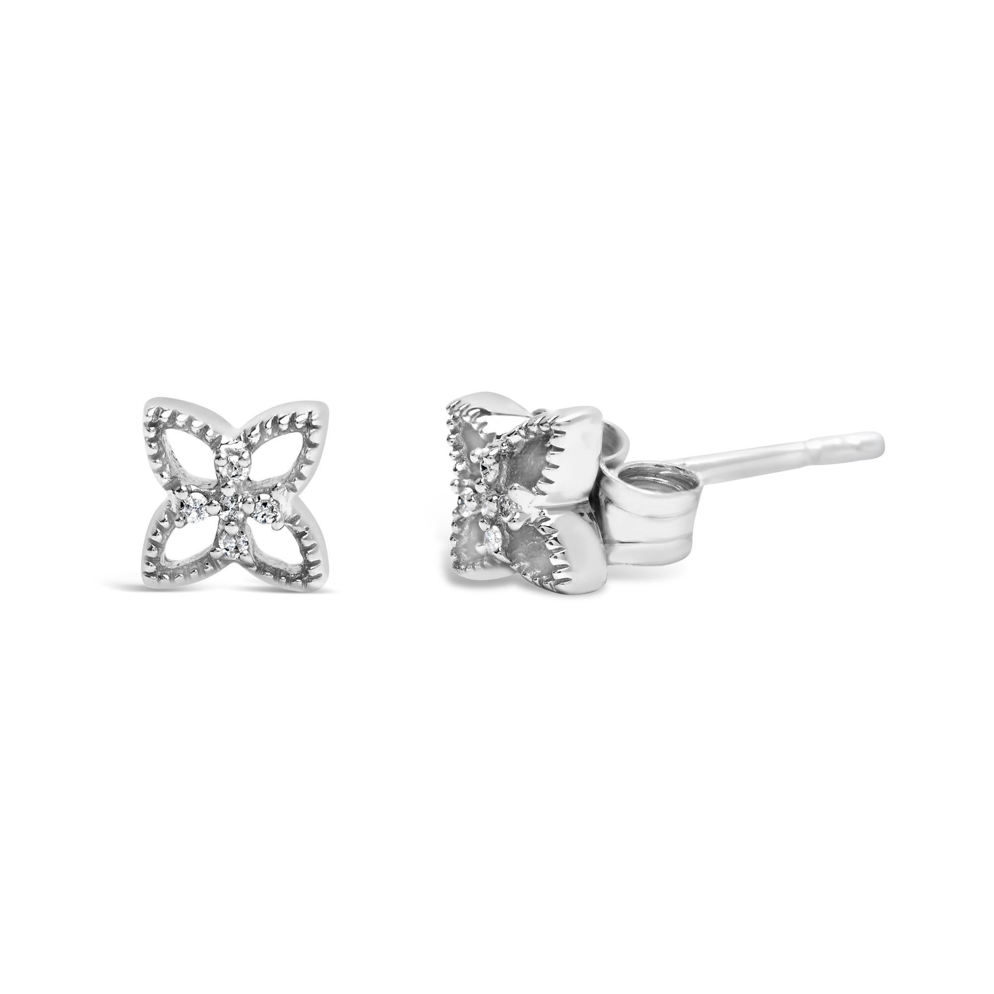 L'élégance s'épanouit sans effort avec ces exquises boucles d'oreilles en argent sterling, chacune présentant un quatuor de pétales gracieusement sculptés qui murmurent des histoires d'une beauté intemporelle. Au cœur de chaque pétale, un diamant