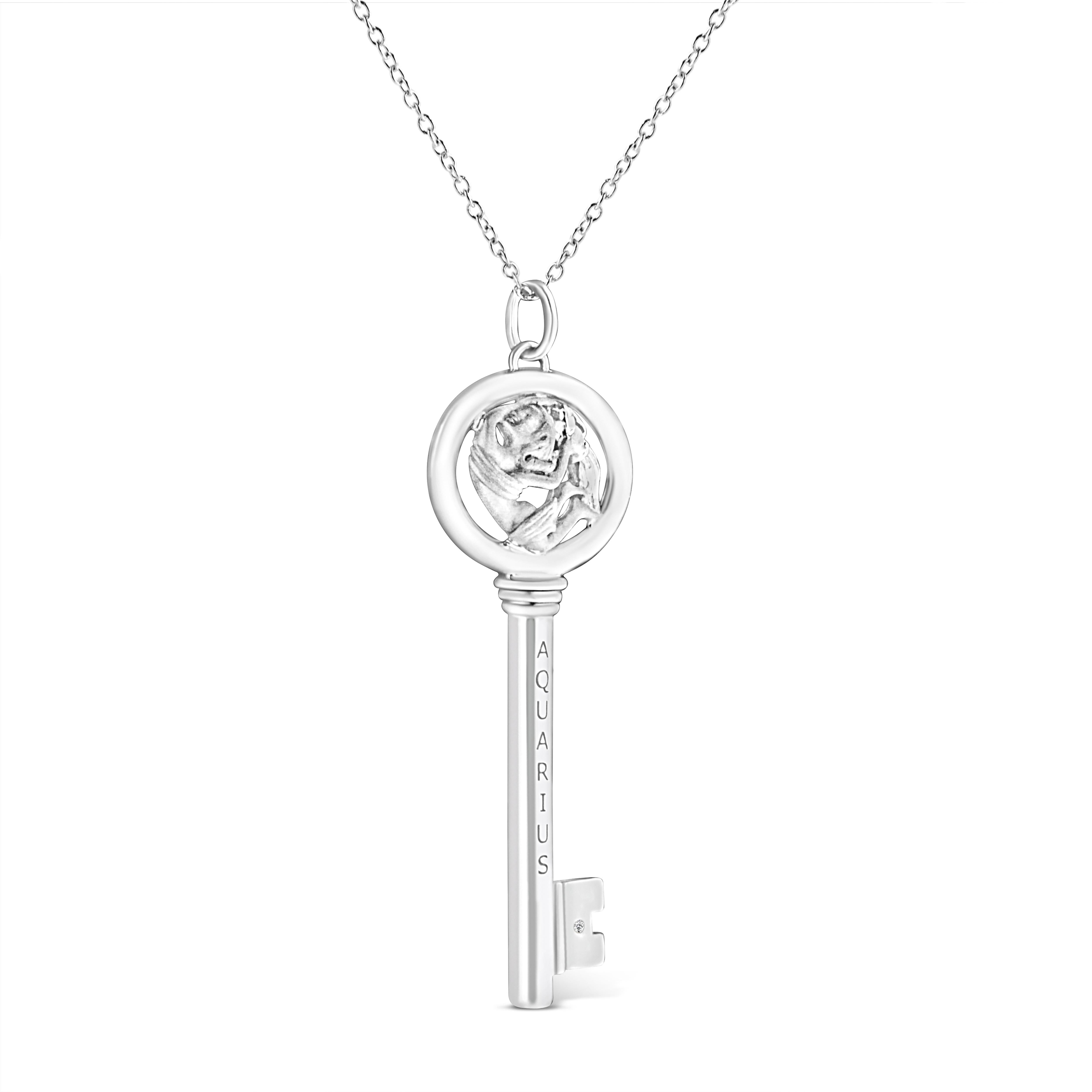 Contemporain Collier pendentif clé du zodiaque Aquarius en argent sterling avec diamants de 0,925 carat  en vente
