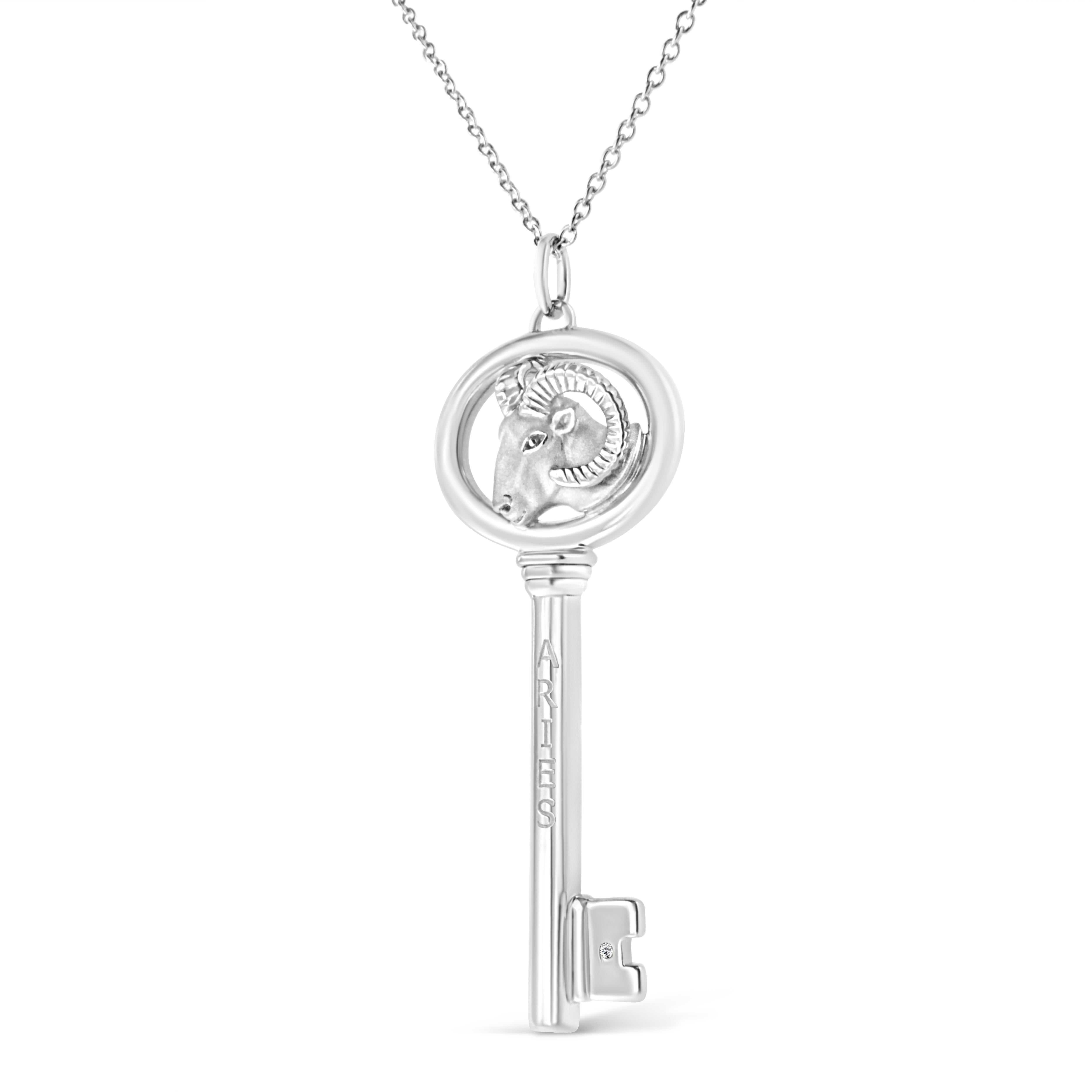 Contemporain Collier en argent 925 avec pendentif clé du Zodiac en forme d'Aris sertie de diamants en vente