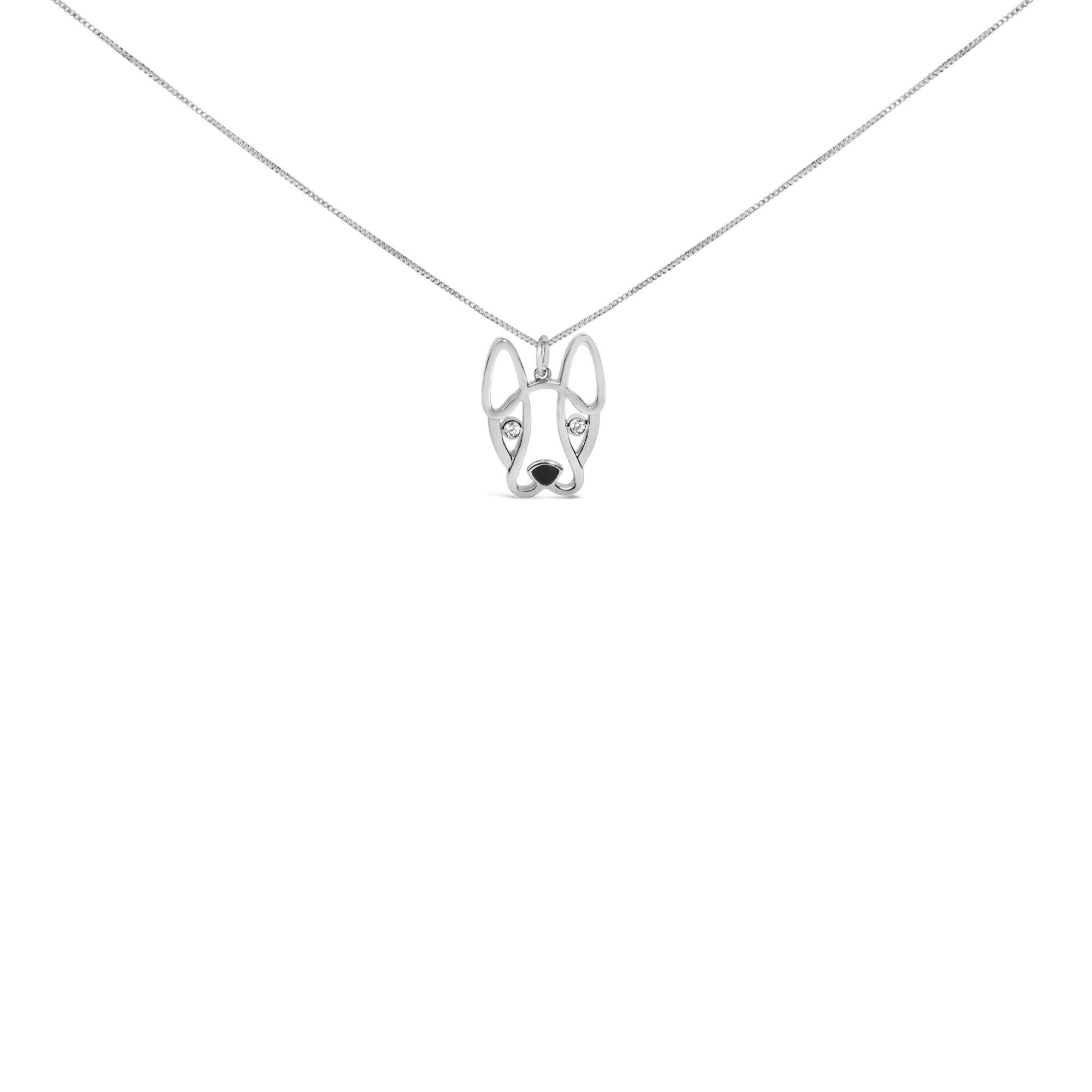 Immergiti nel fascino e nell'eleganza di questa intricata collana con ciondolo, squisitamente realizzata in argento 925 rodiato. A forma di muso di bulldog francese, questo delizioso pezzo cattura l'essenza della sofisticatezza giocosa. I suoi occhi