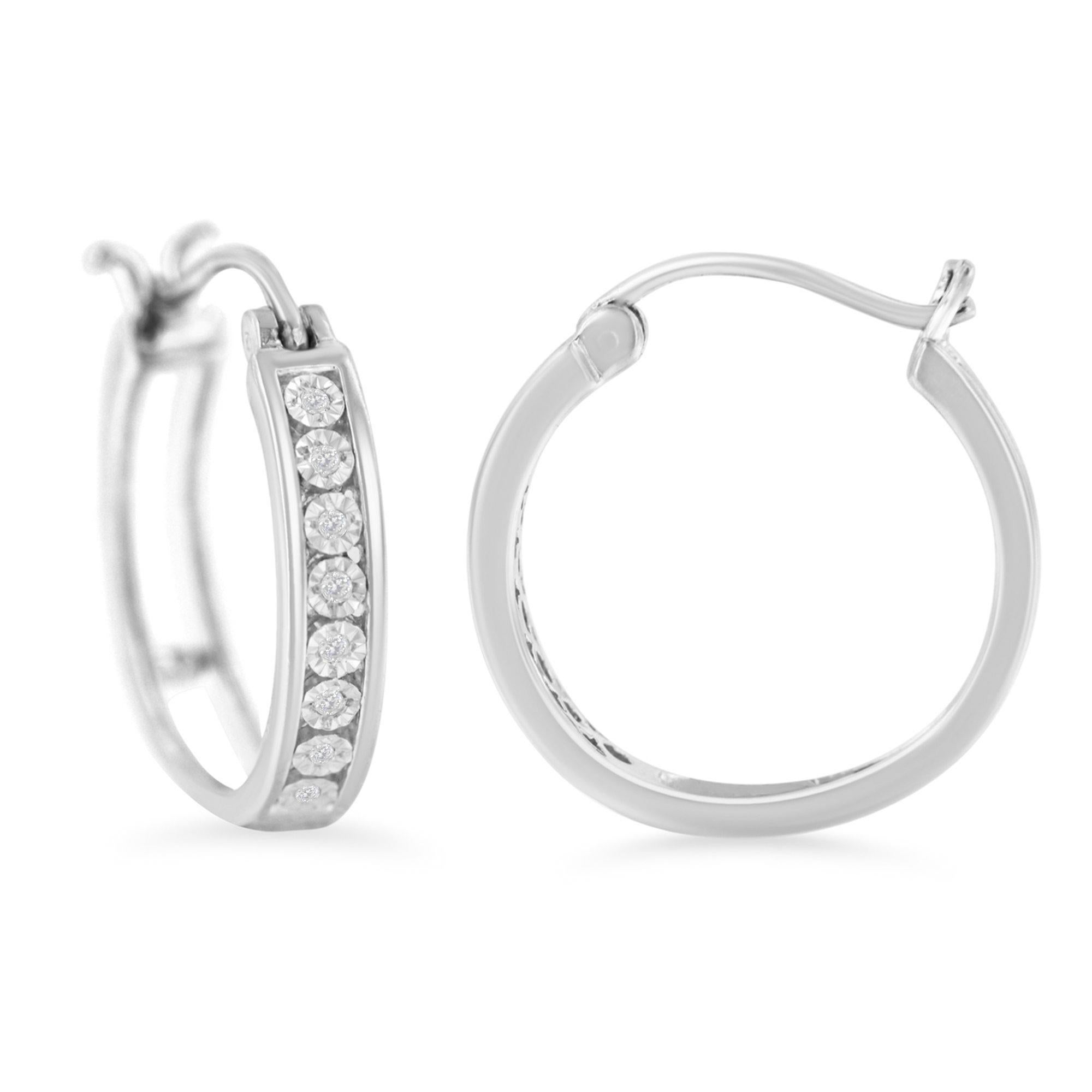 Sofisticati orecchini a cerchio con 16 diamanti autentici in due diverse forme di taglio, rotonda e miracolosa. Gli orecchini presentano un formato verticale realizzato in argento sterling 925 e riempito di diamanti. È una scelta perfetta per le