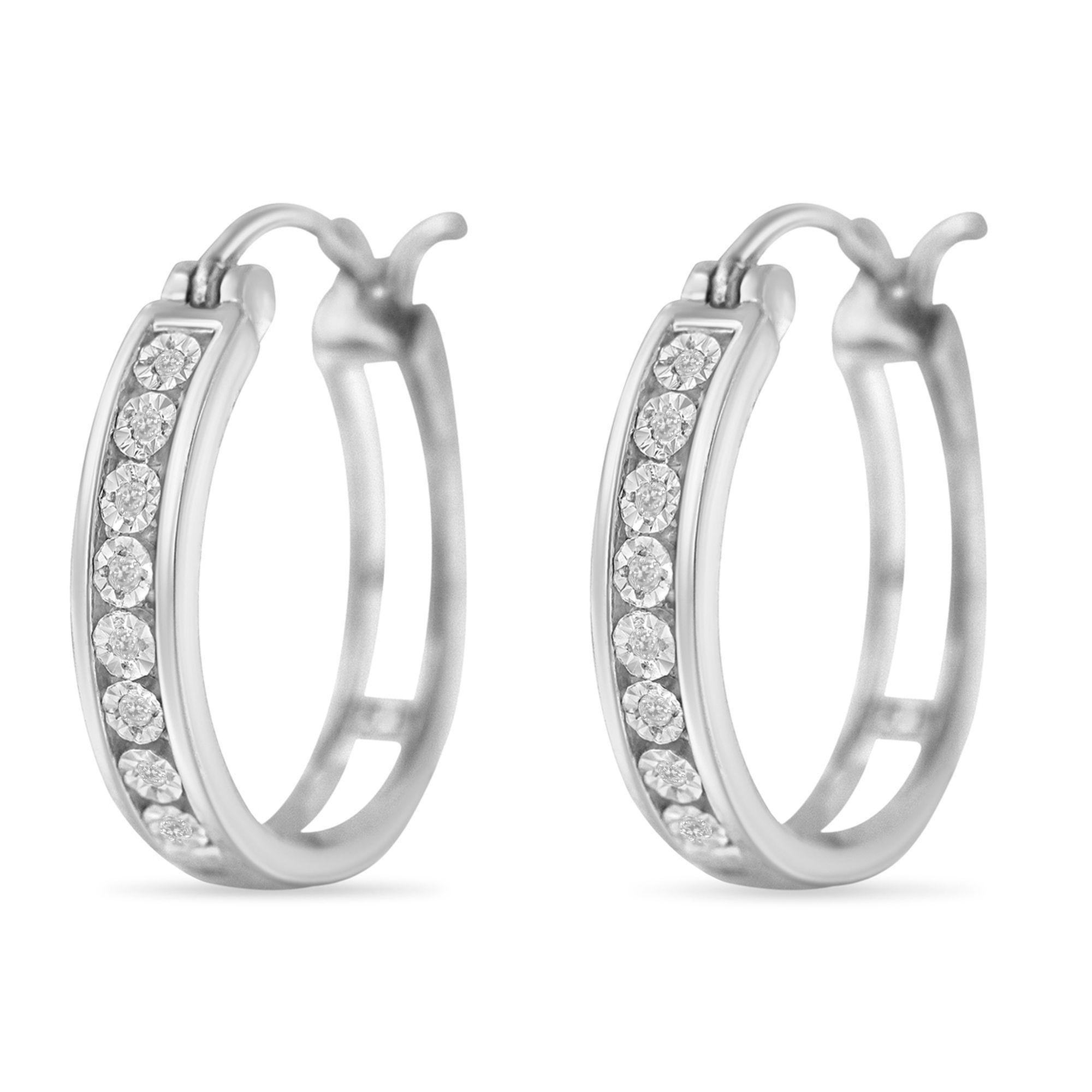 Taglio rotondo .925 Argento Sterling-Silver Diamond Accent Channel Set Style Hoop Earring in vendita