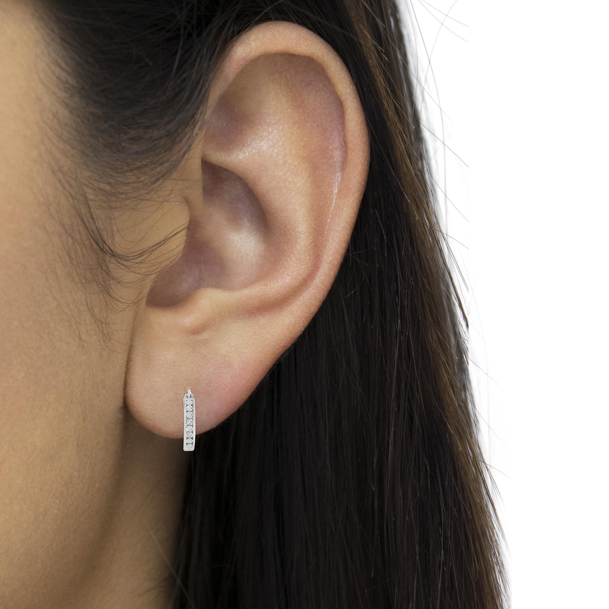 .925 Argento Sterling-Silver Diamond Accent Channel Set Style Hoop Earring In condizioni Nuovo in vendita a New York, NY