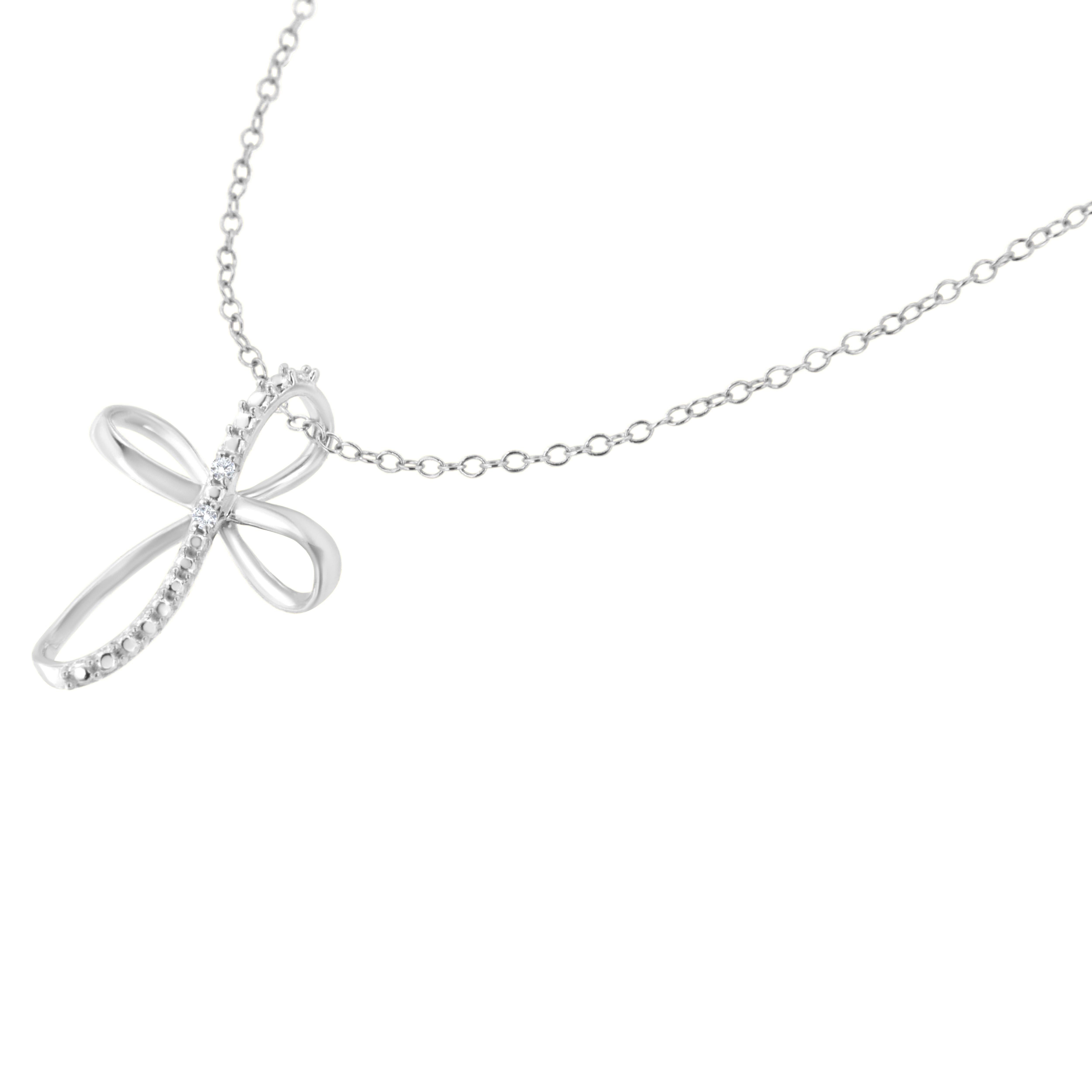 Moderne Collier pendentif en argent sterling avec ruban de croix et diamants d'accentuation .925 en vente