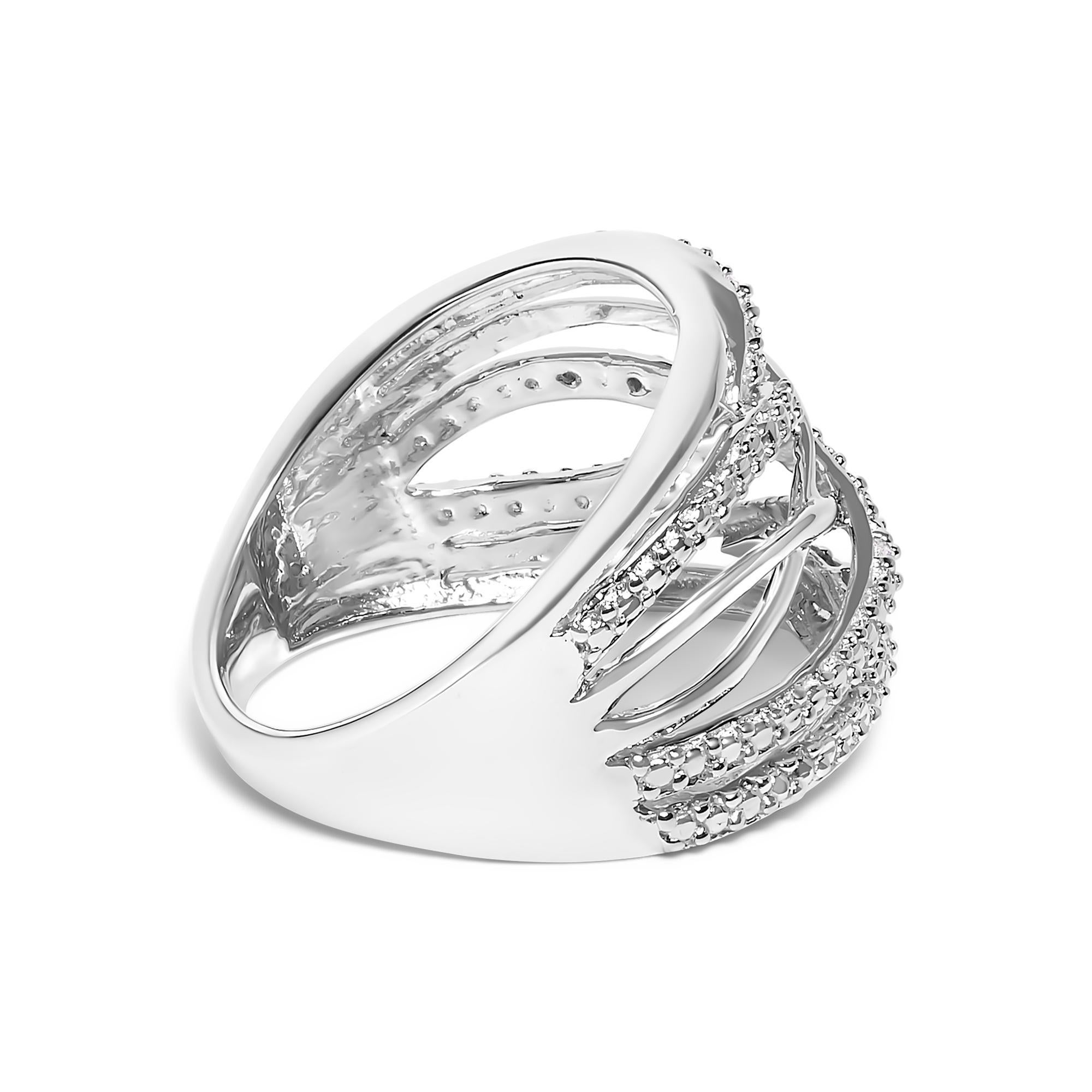 Elegantemente tejido en plata de ley 925, este encantador anillo cruzado está rodiado para conservar su luminoso brillo. La obra maestra entrelaza múltiples bandas en una danza cautivadora, conjurando imágenes de destinos eternos y entrelazados.