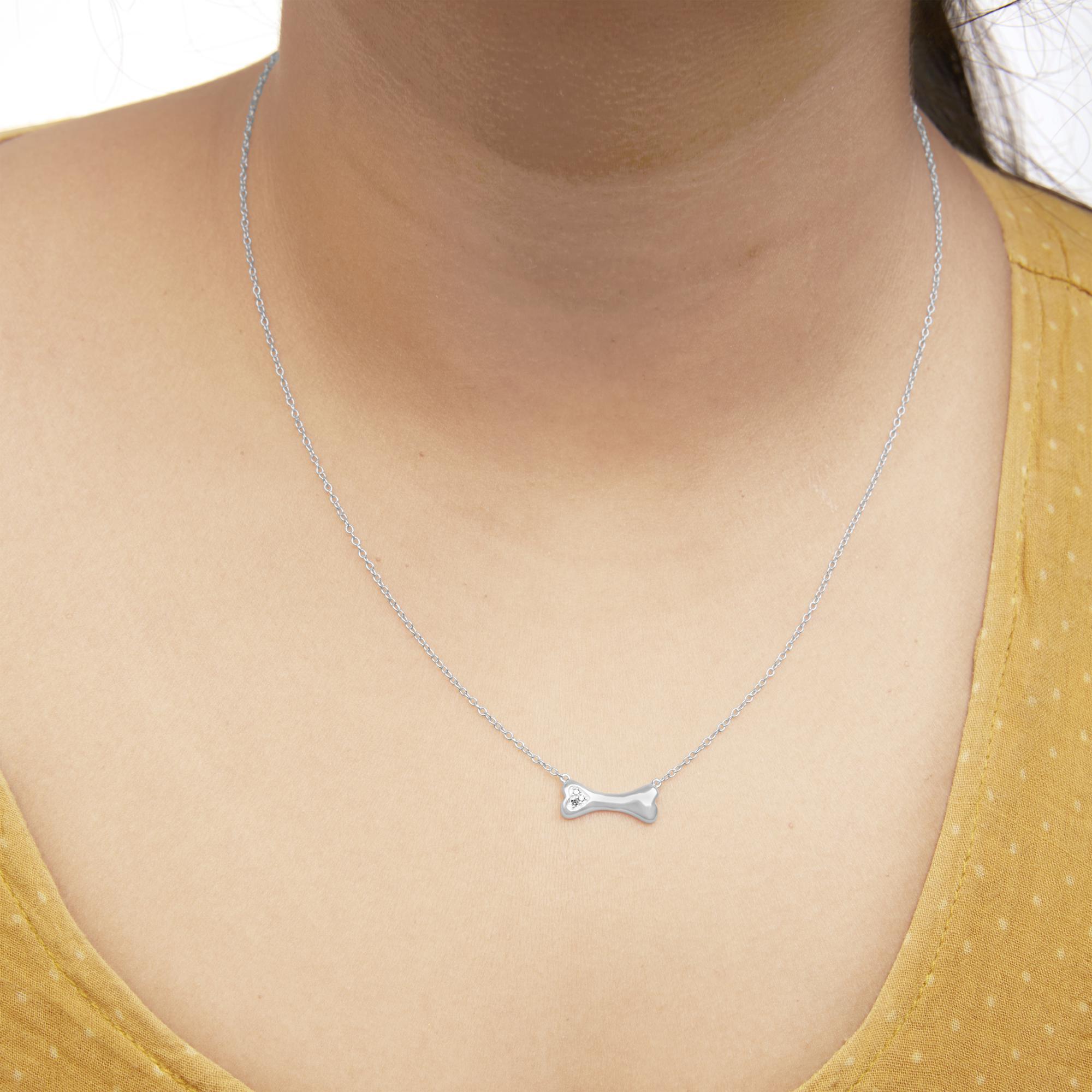 Taglio rotondo Collana con ciondolo a forma di osso di cane in argento 925 con accenti di diamante da 18 pollici in vendita
