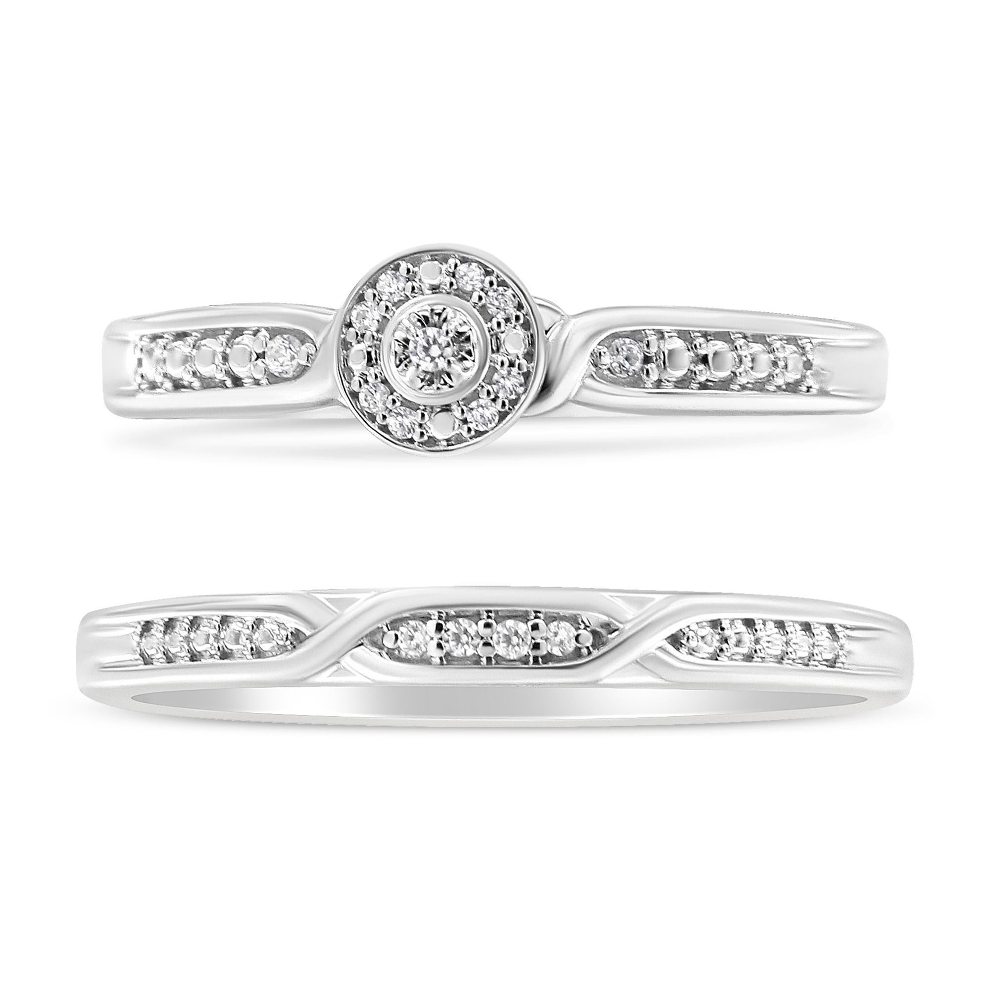 Ti presentiamo la nostra squisita parure di anelli e fascette da sposa in argento 925, una vera e propria testimonianza di eleganza e bellezza. Questo pezzo accattivante è realizzato con la massima precisione e presenta uno splendido design con