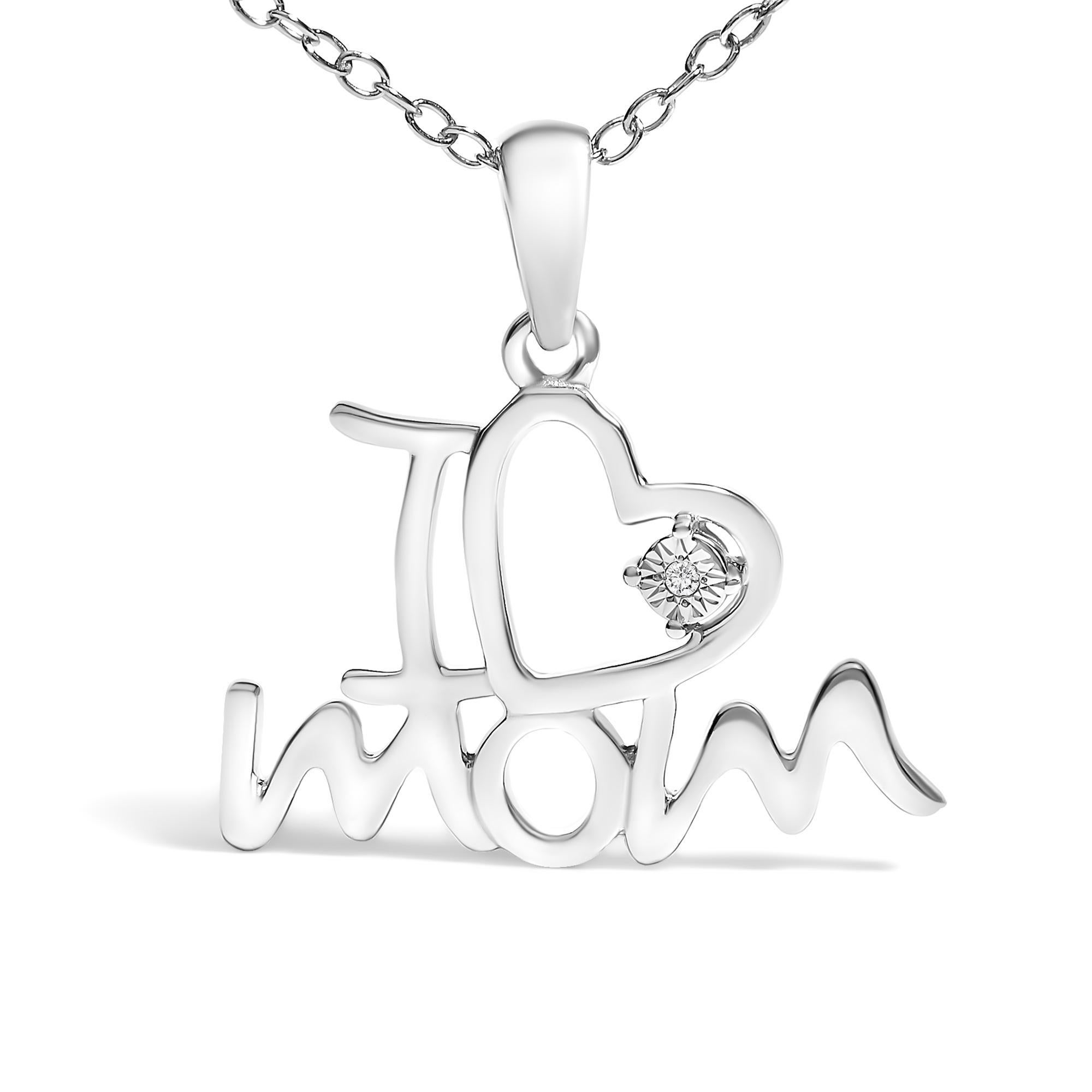 Realizzato in lucente argento 925, questo ciondolo dal design delicato sussurra una dolce ode all'amore materno, con la scritta 