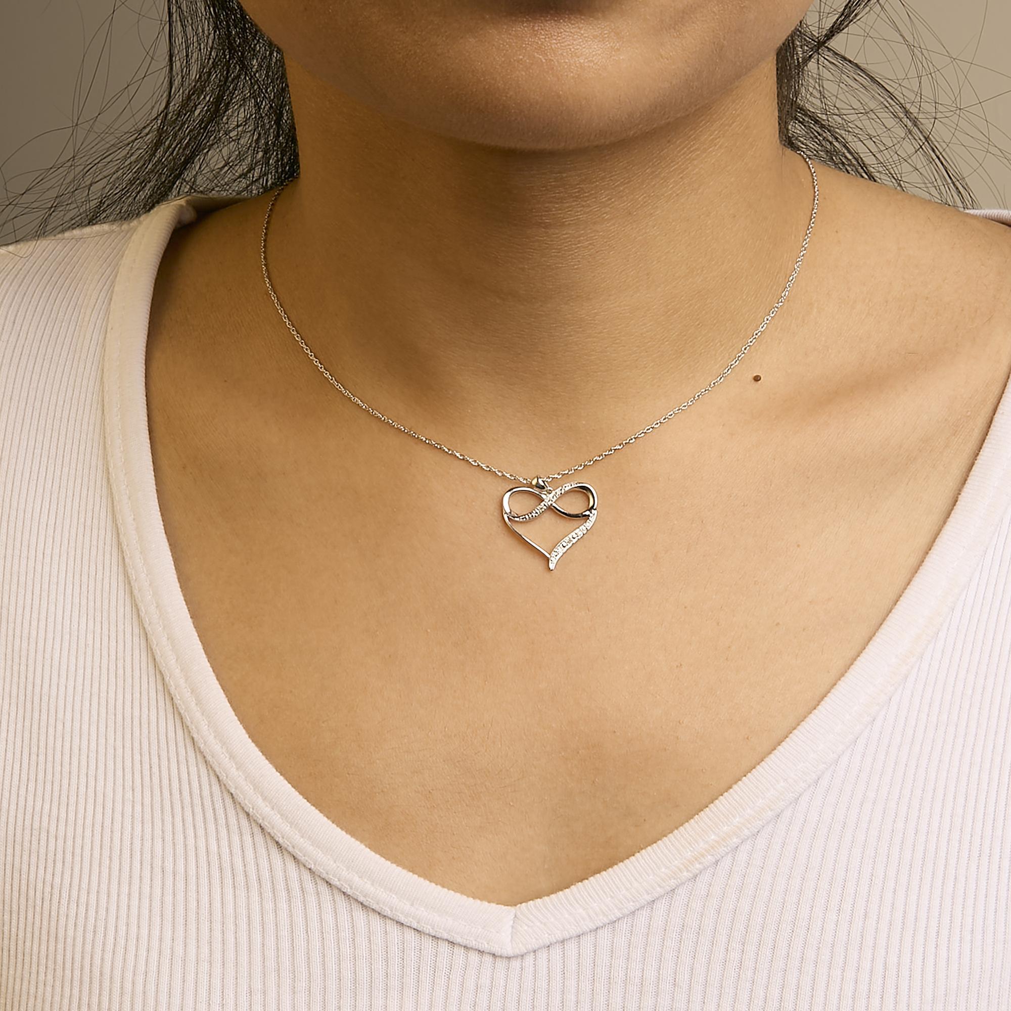 Taglio rotondo Collana con ciondolo Infinity Heart Love in argento 925 con accenti di diamante in vendita