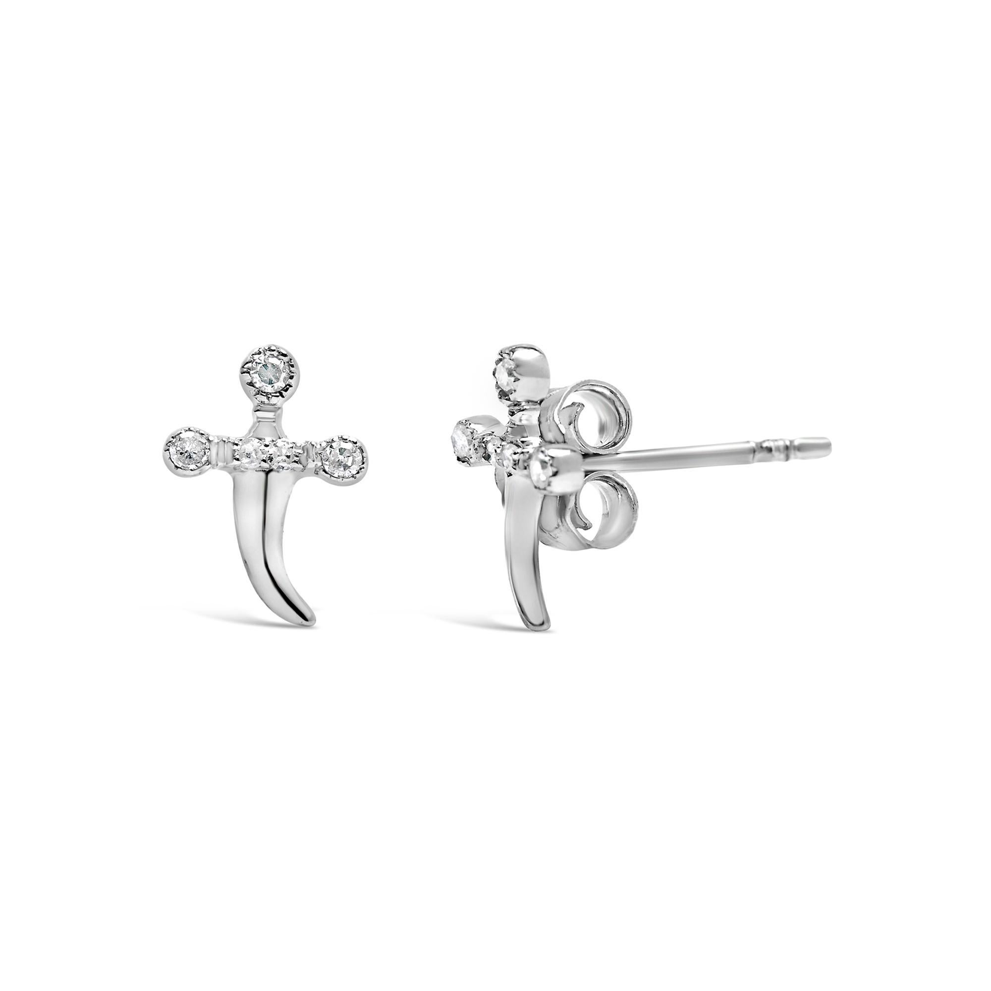 Scopri il fascino enigmatico di questi orecchini in argento sterling, realizzati ad arte in un elegante design a coltello che promette di tagliare l'ordinario. Placcato in rodio per una maggiore brillantezza, ogni pezzo cattura la luce con accenti