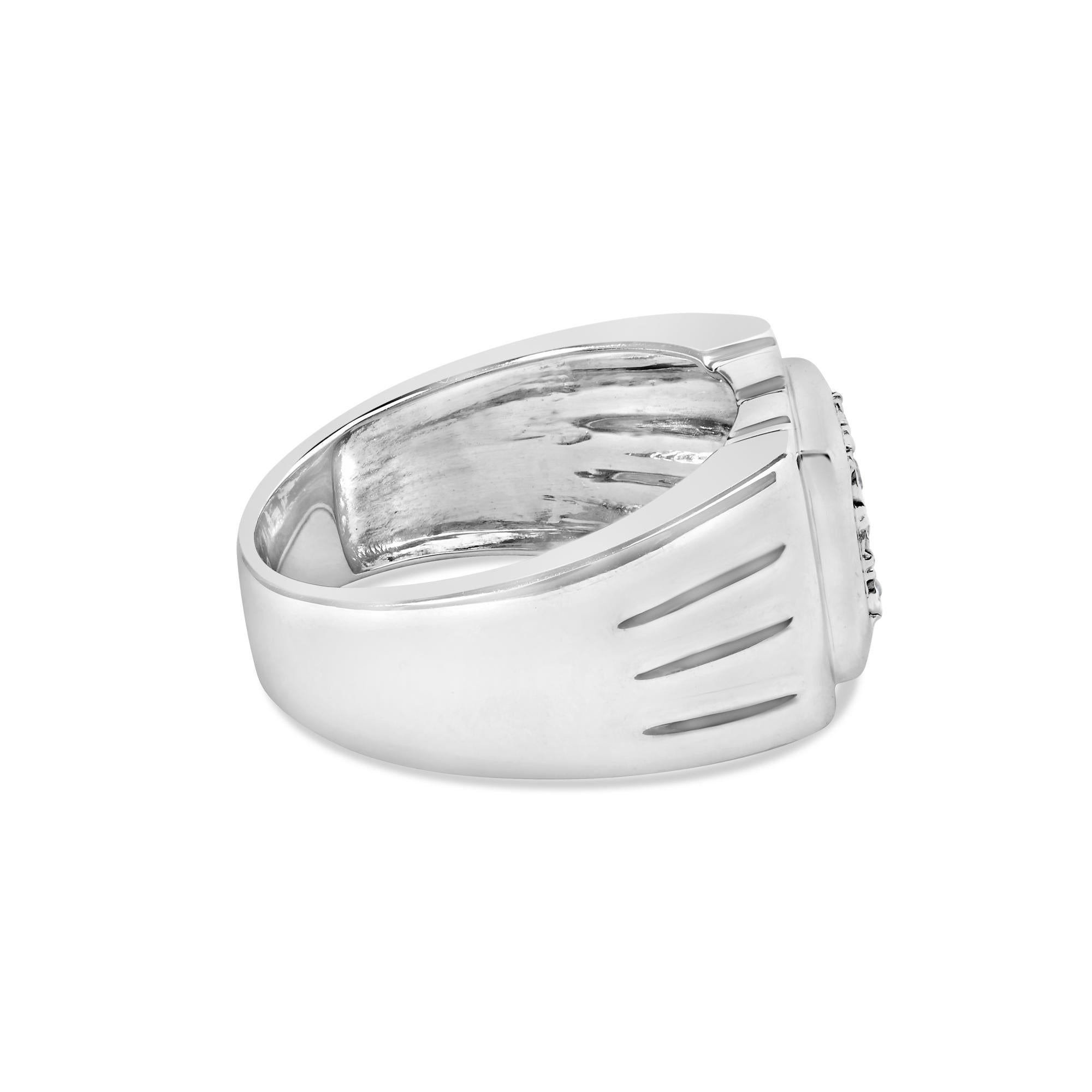 Eleva il tuo stile con questo distinto anello da uomo, un vero e proprio capolavoro in argento 925. Dal design impeccabile, presenta un'esclusiva fascia rigata ornata da una costellazione di nove diamanti a taglio rotondo, per un peso totale di 0,05