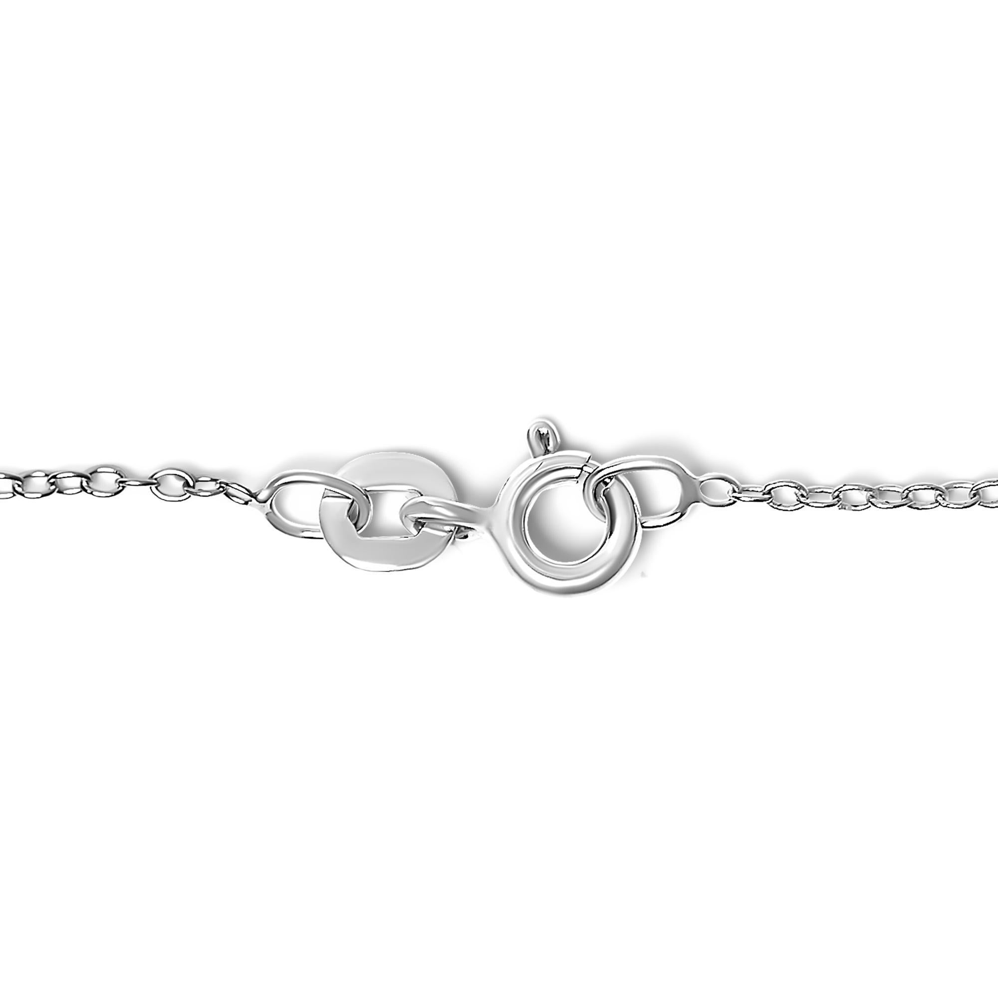 Eleganza per la tua mamma con questo affascinante braccialetto in argento sterling 925, placcato in rodio per garantire una luminosità duratura e ornato da un motivo 