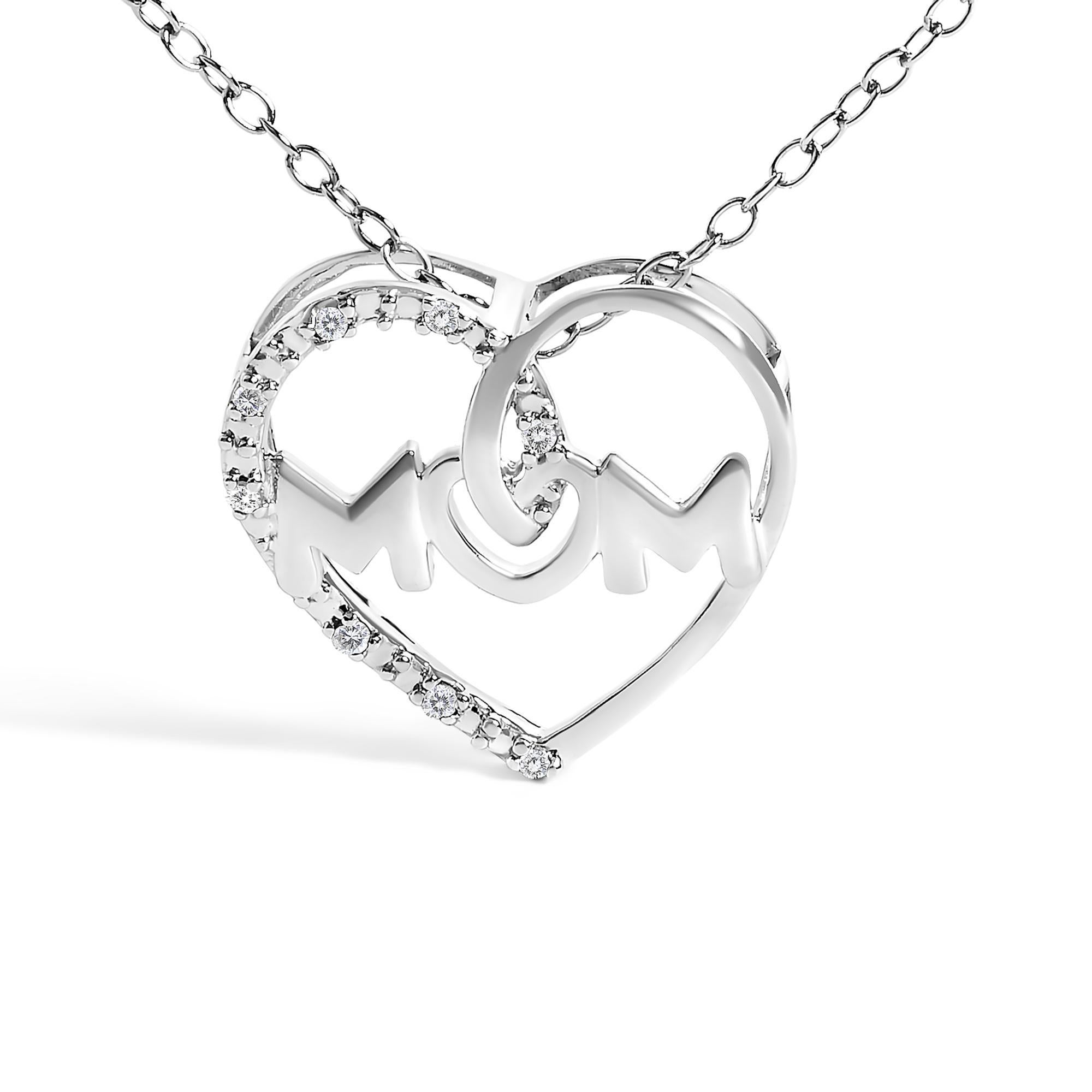Realizzato in luminoso argento 925, questo ciondolo a forma di cuore è un omaggio affettuoso che incorpora magistralmente la scritta 