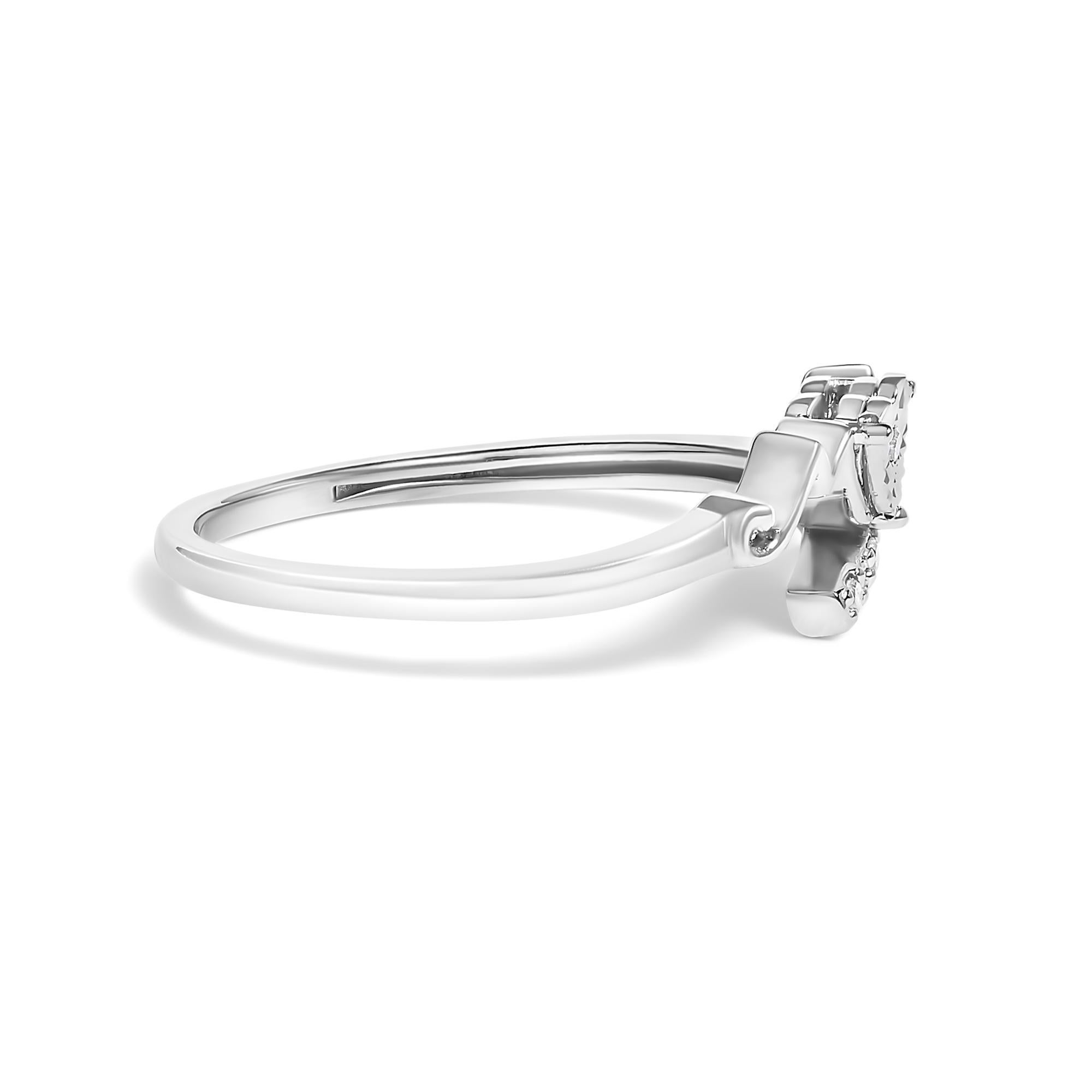 Nichée dans un précieux anneau en argent sterling .925, cette bague porte la tendre inscription 