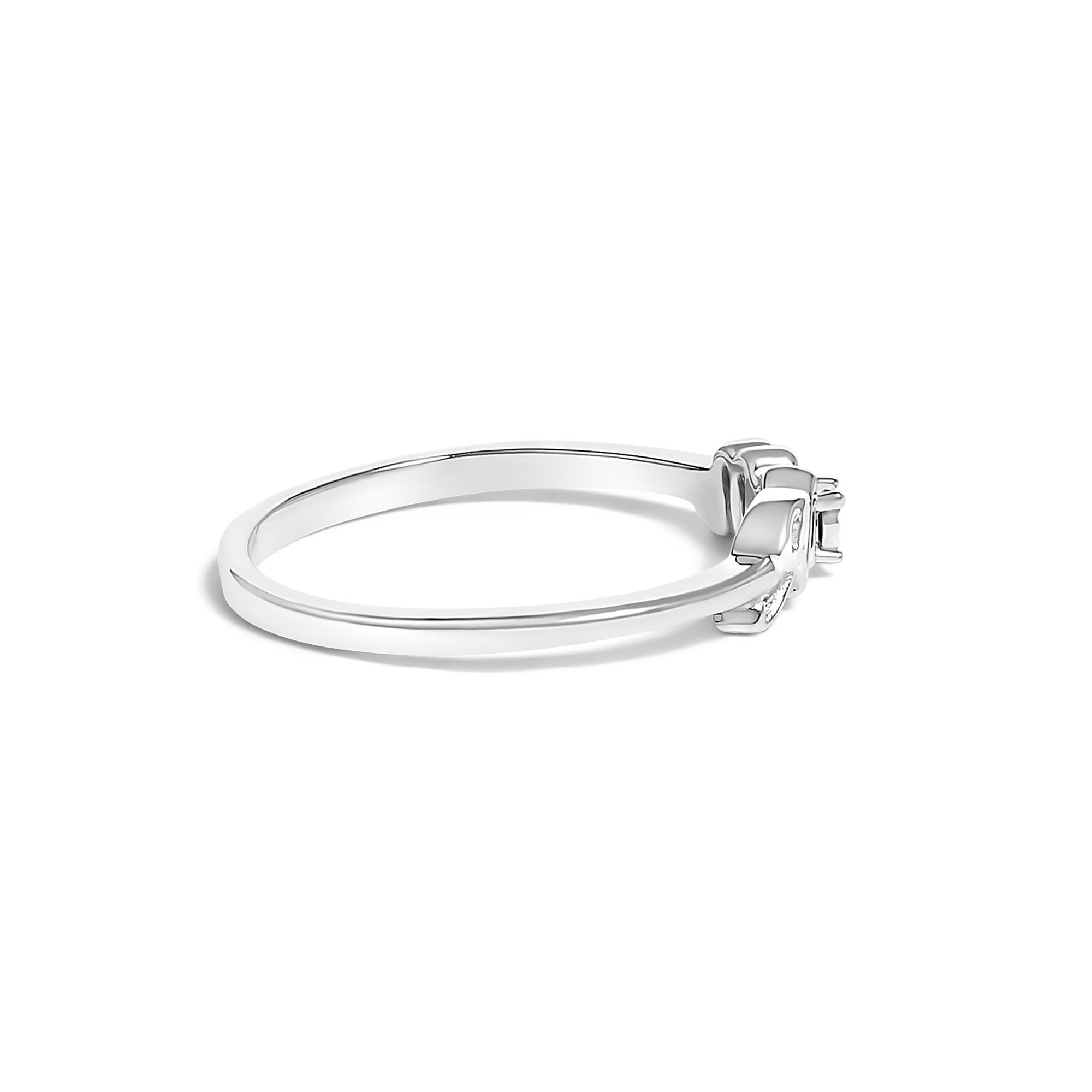 Dieser exquisite Ring aus rhodiniertem 925er Sterlingsilber feiert mit seiner anmutigen Inschrift 