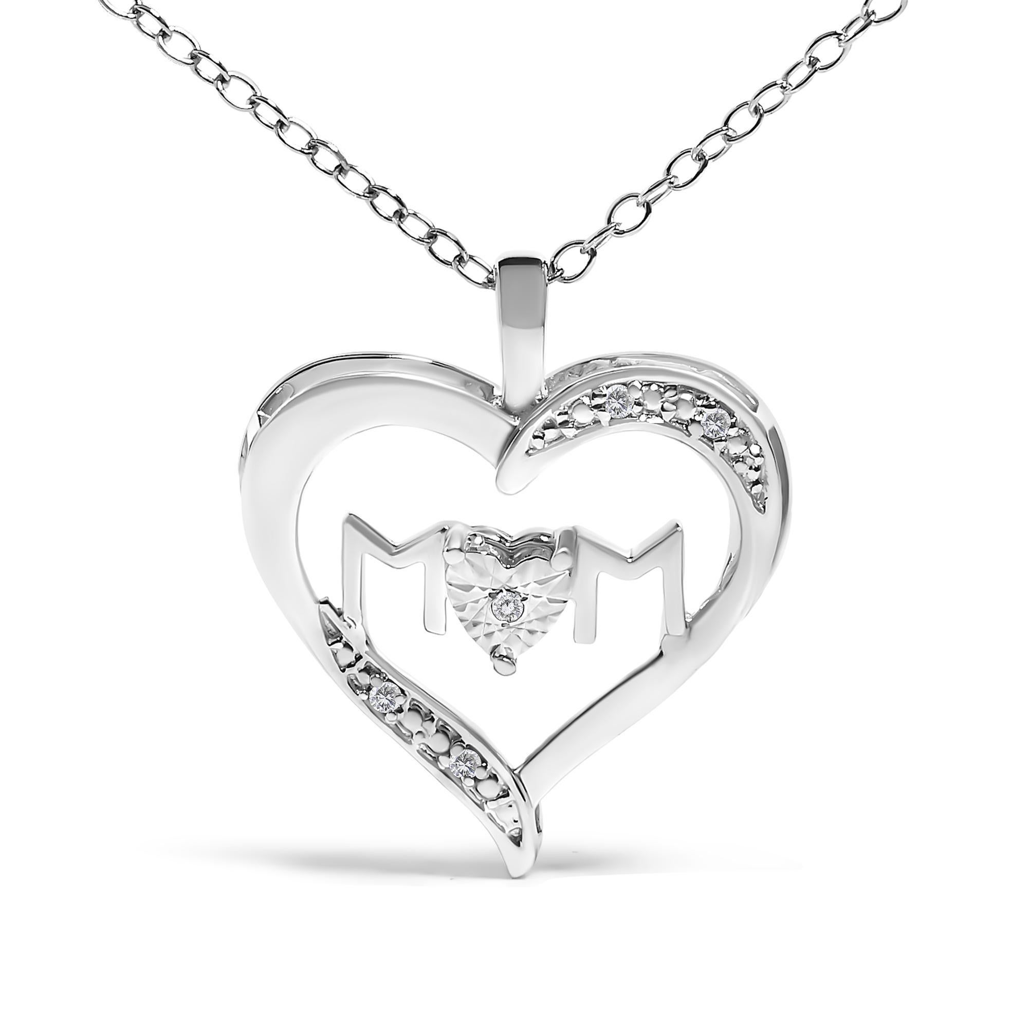 Questa squisita collana con ciondolo è un tributo al legame senza tempo che si condivide con una madre, delicatamente realizzata in argento 925 e impreziosita da una placca di rodio per una maggiore lucentezza e durata. All'interno della silhouette