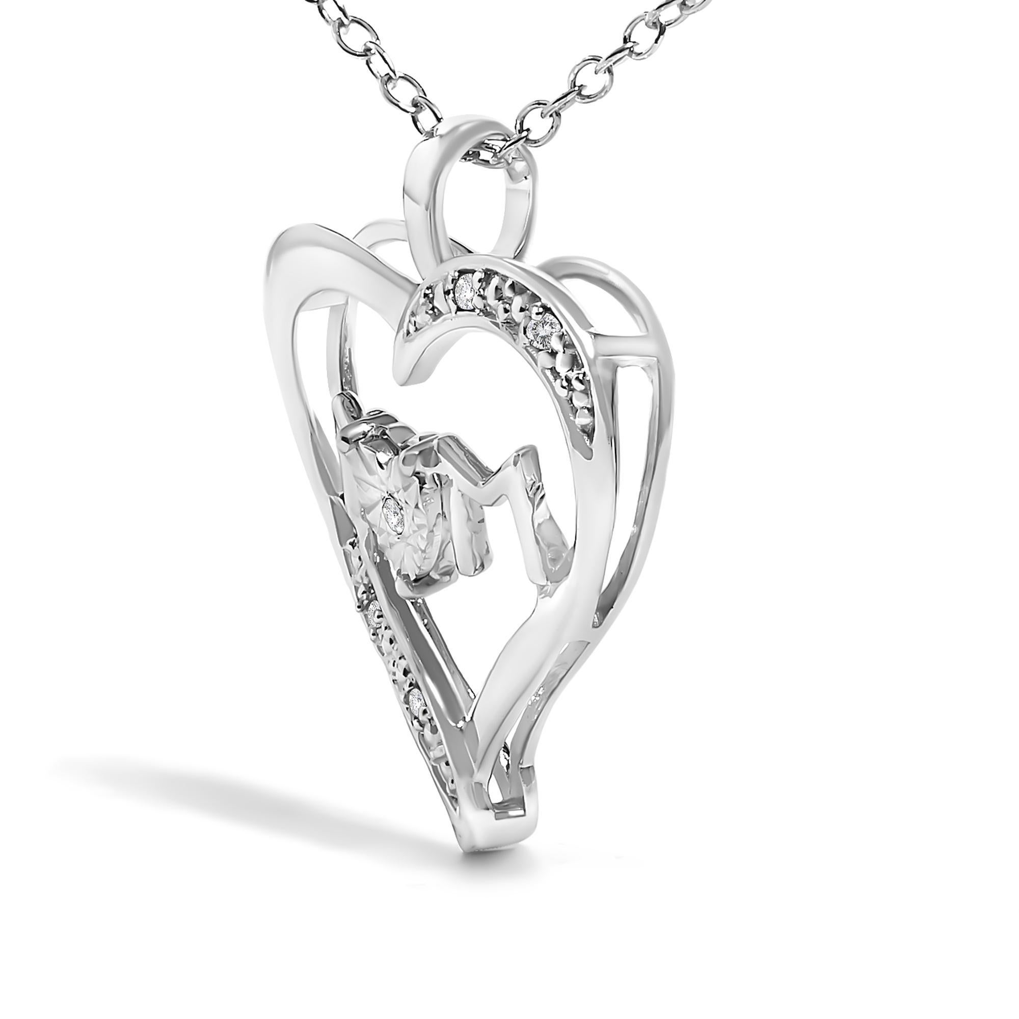 Moderno Collana con ciondolo a forma di cuore e accenti di diamante in .925 Sterling Silver in vendita