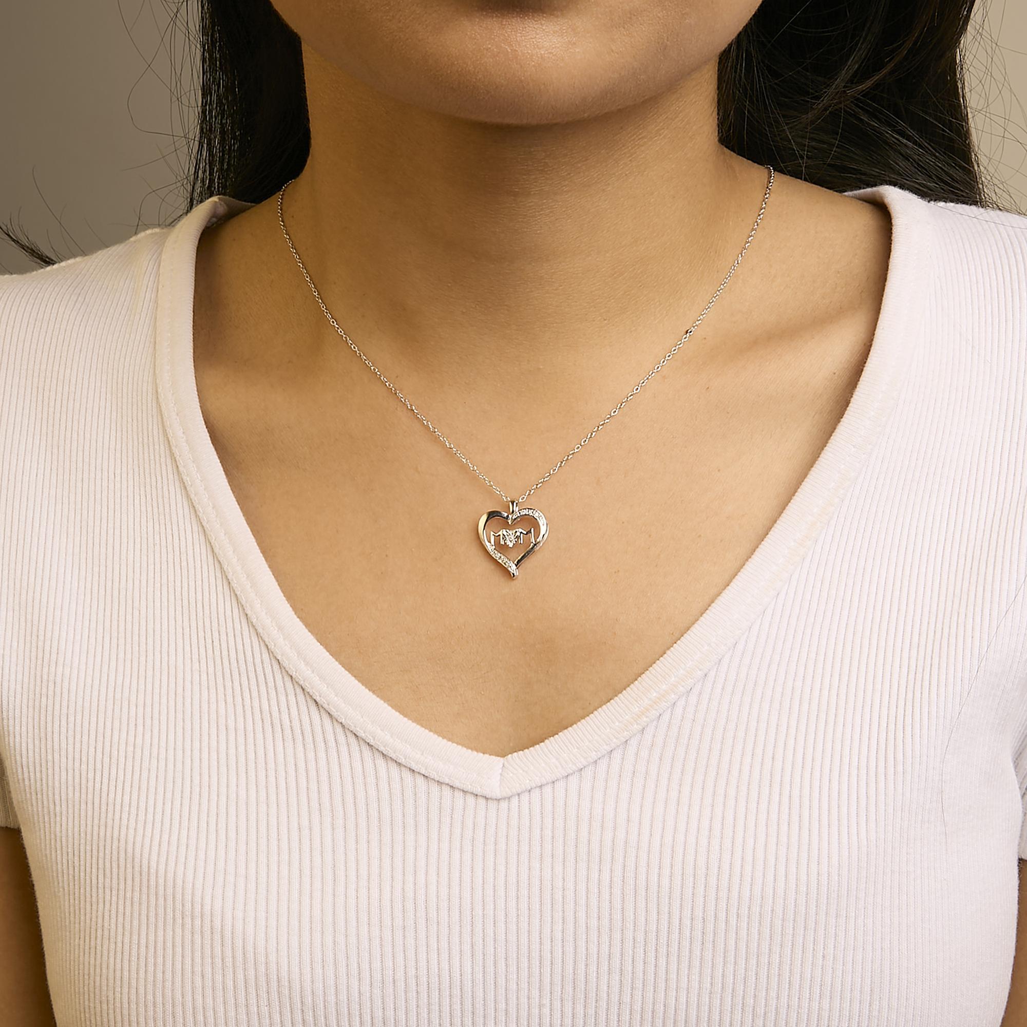 Taglio rotondo Collana con ciondolo a forma di cuore e accenti di diamante in .925 Sterling Silver in vendita