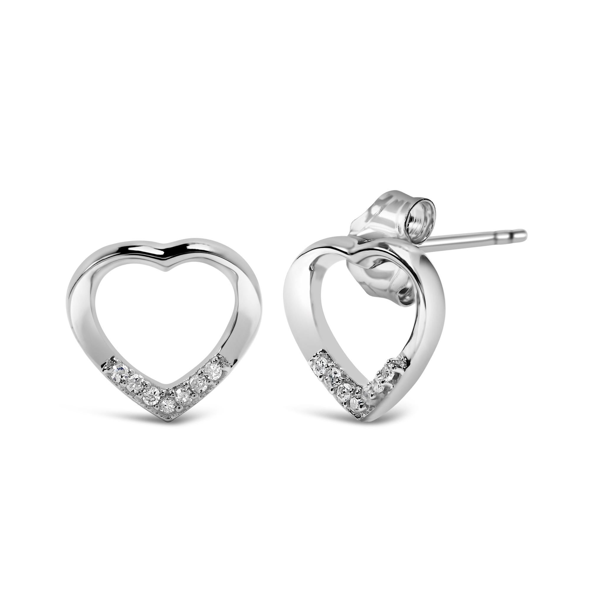 Avvolgi le tue orecchie con l'eleganza senza tempo di questi orecchini a perno in argento sterling 925 placcato in rodio, ognuno dei quali è elegantemente realizzato con una silhouette a cuore aperto. Alla base di questi modelli dal cuore sincero