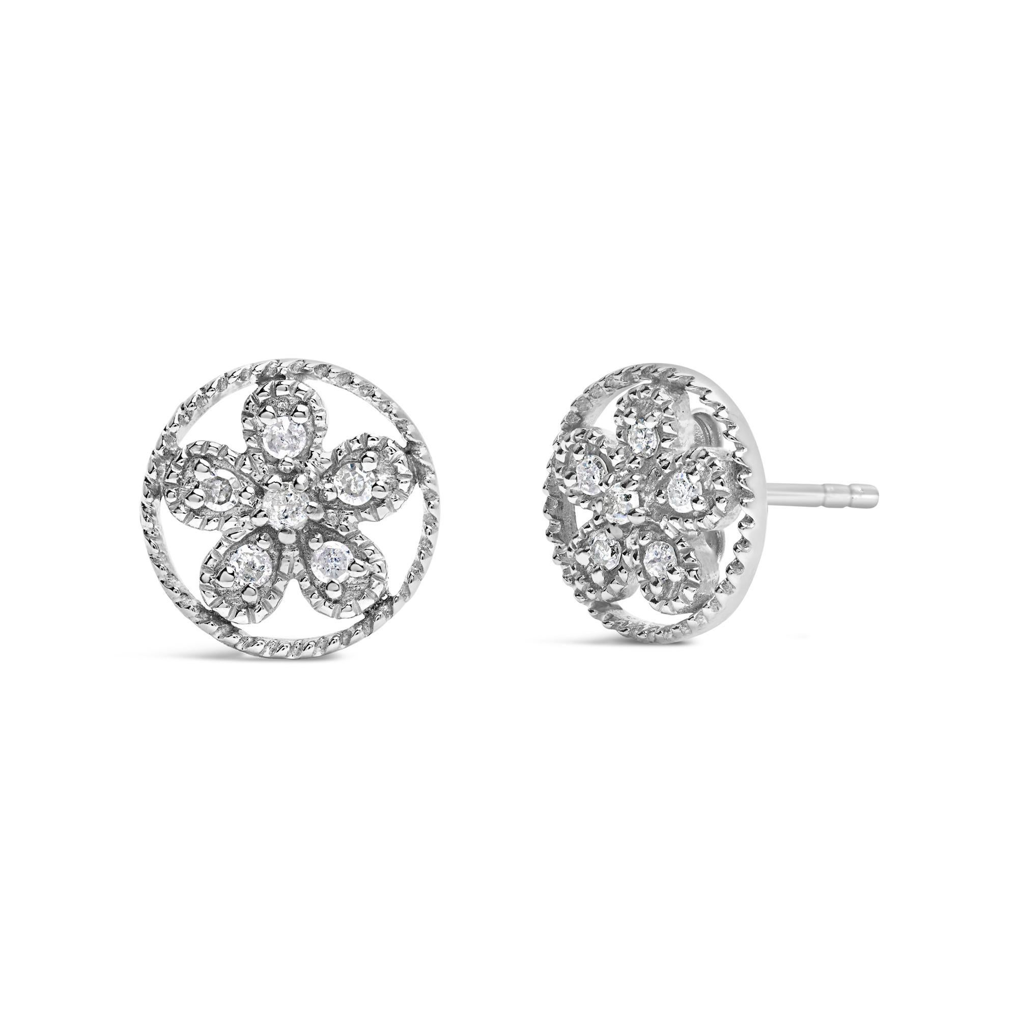 Impregnati dell'eleganza del cielo notturno, questi incantevoli orecchini a perno uniscono il fascino celestiale delle stelle alla simmetria delle ruote, realizzati in argento sterling 925 rodiato per una lucentezza duratura. Ogni pezzo presenta un