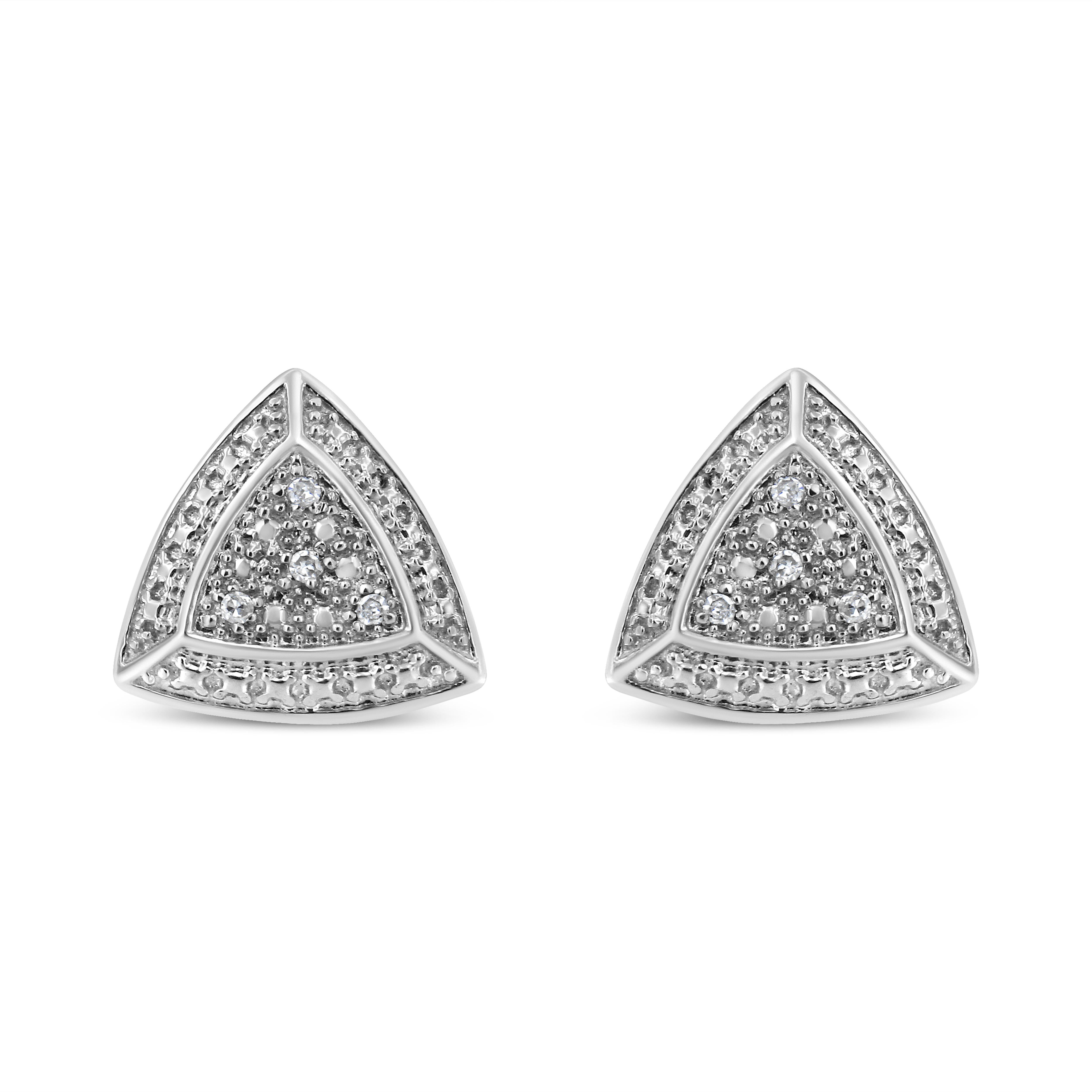 Diese eleganten und zeitlosen Ohrstecker aus 925er Sterlingsilber in Billionenform bestechen durch vier runde Diamanten im Brillantschliff zwischen geriffelten Ohrsteckern, die das Aussehen von Diamanten nachahmen. Die Ohrringe sind leicht gewölbt