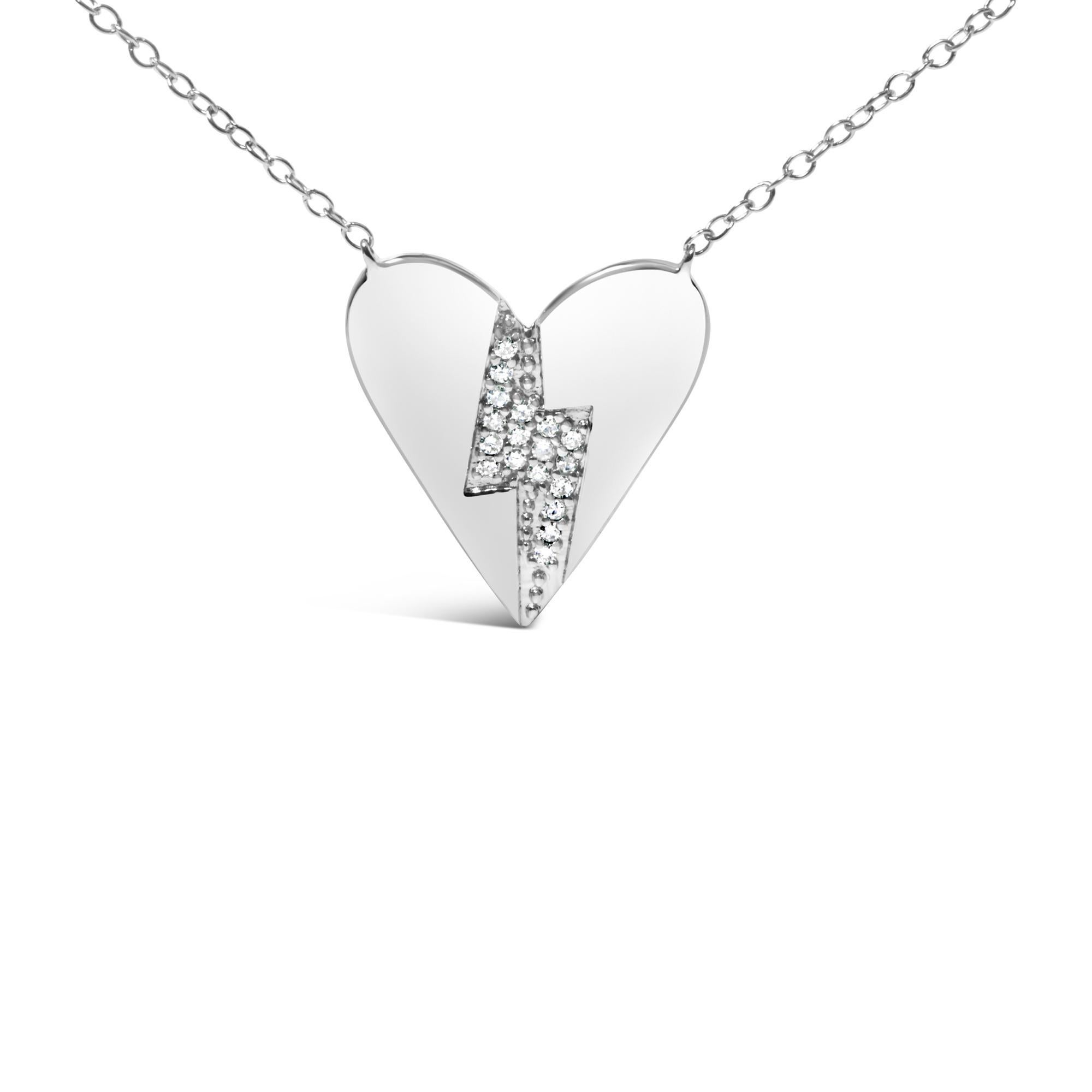 Catturando la poesia di una fiaba fratturata incisa in argento, questa squisita collana simboleggia la bellezza nell'imperfezione. Forgiato nell'abbraccio lucente dell'argento sterling 925 rodiato, il ciondolo a cuore rivela una struggente