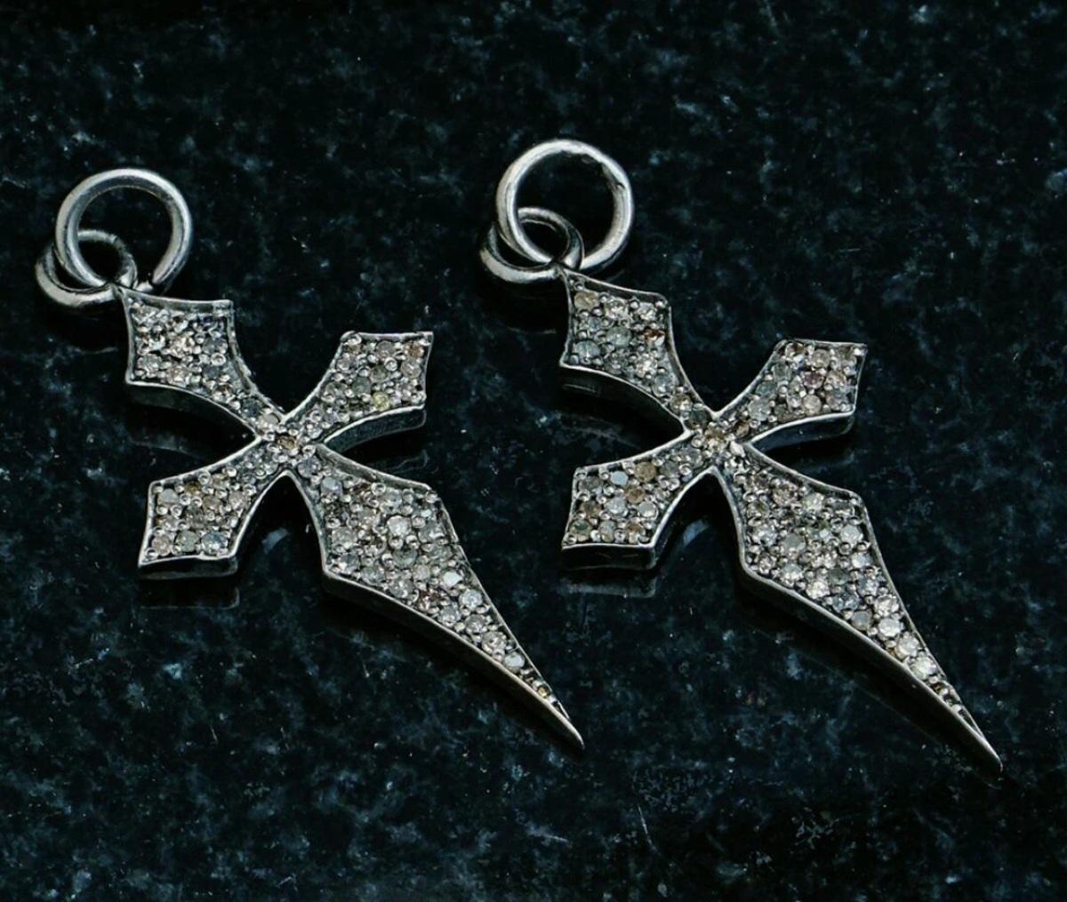 925 Ciondolo a forma di croce con diamante in argento Sterling Designer Unisex Ciondolo religioso Regalo

Metallo di base
Argento
Certificazione
925 con marchio di fabbrica
Colore della pietra principale A. Stone
Bianco
Metallo
Argento
Forma della