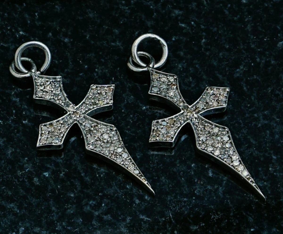 925 Ciondolo a forma di croce con diamante in argento Sterling Designer Unisex Ciondolo religioso Regalo In condizioni Nuovo in vendita a Chicago, IL