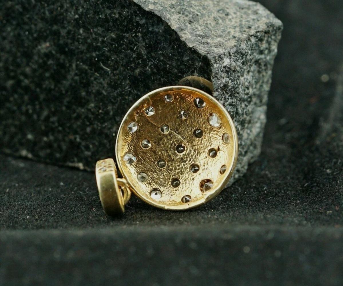 Taglio rotondo Ciondolo a disco con diamante in argento 925 Ciondolo con diamante rotondo opaco fatto a mano. in vendita
