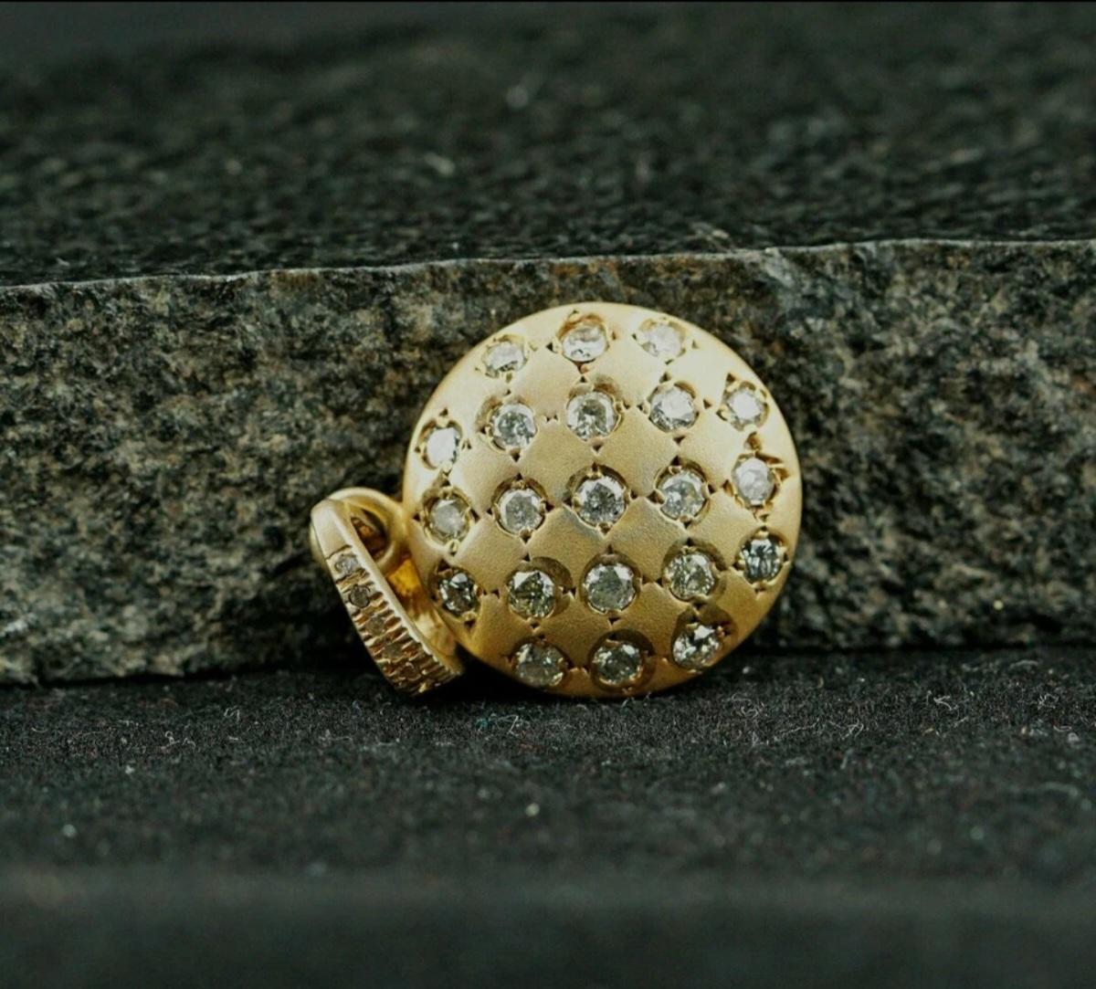 da uomo o donna Ciondolo a disco con diamante in argento 925 Ciondolo con diamante rotondo opaco fatto a mano. in vendita