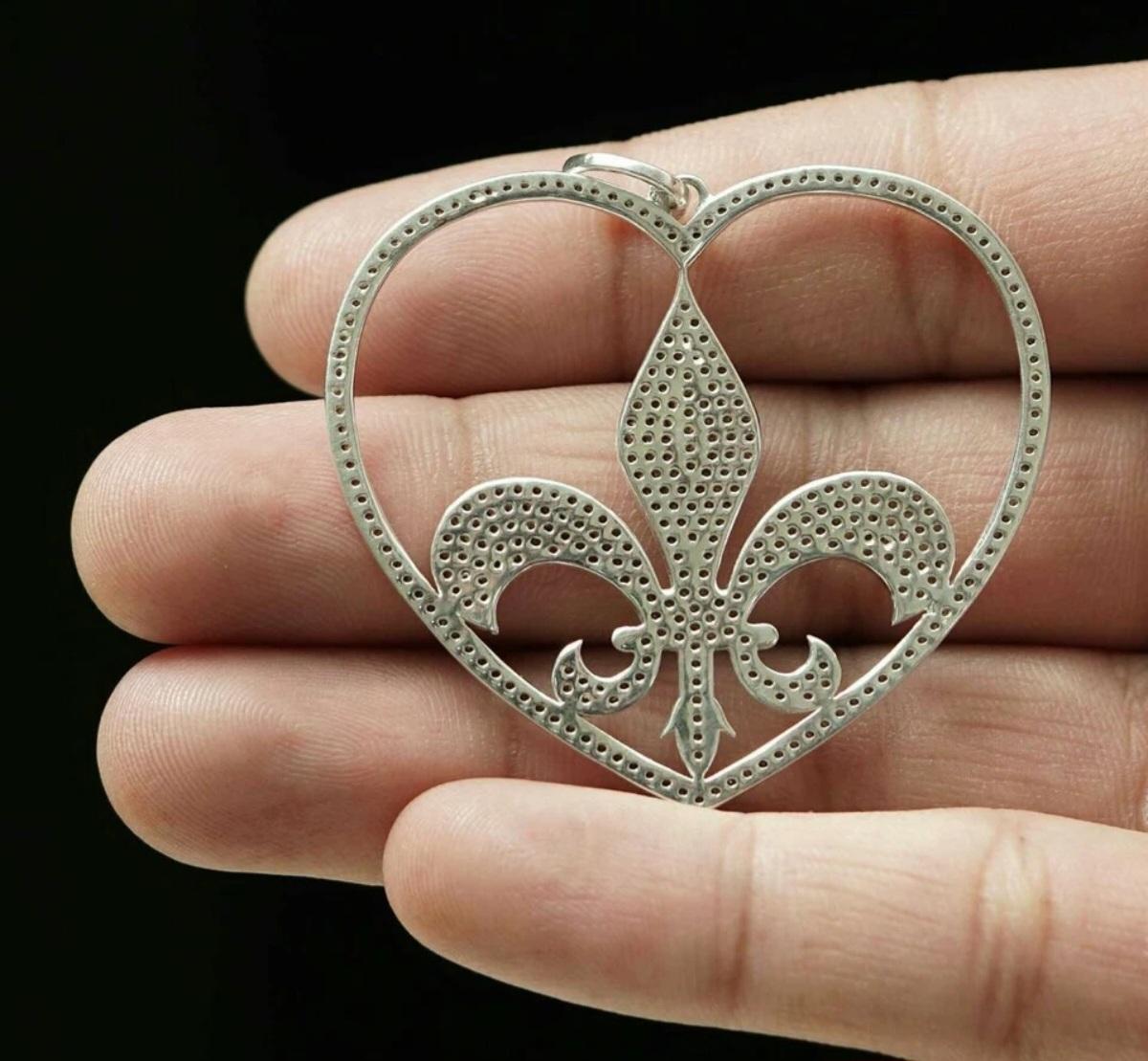 Ciondolo con cuore Fleur De Lis in argento 925 Gioielli di diamanti unisex. in vendita 6