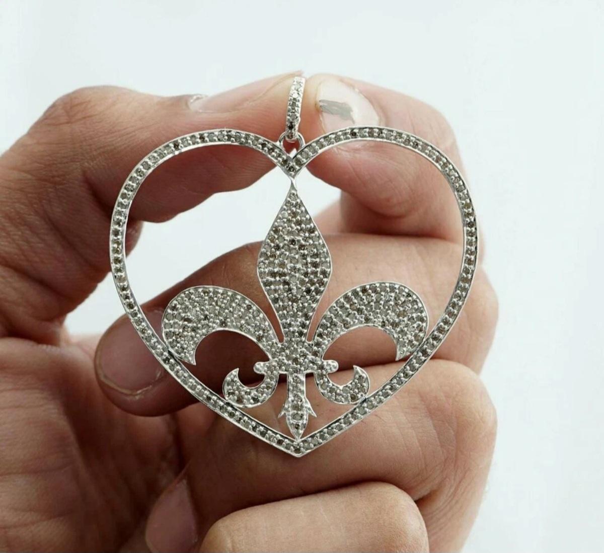 Art Déco Ciondolo con cuore Fleur De Lis in argento 925 Gioielli di diamanti unisex. in vendita