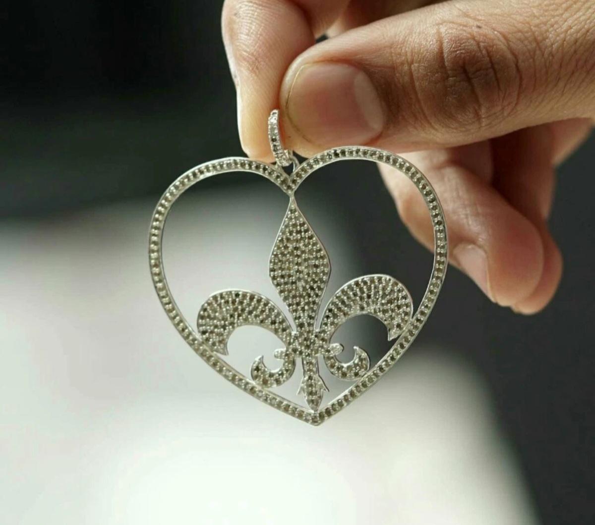 da uomo o donna Ciondolo con cuore Fleur De Lis in argento 925 Gioielli di diamanti unisex. in vendita