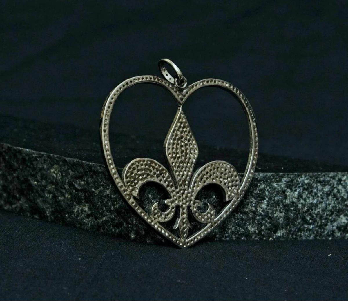 Ciondolo con cuore Fleur De Lis in argento 925 Gioielli di diamanti unisex. in vendita 2
